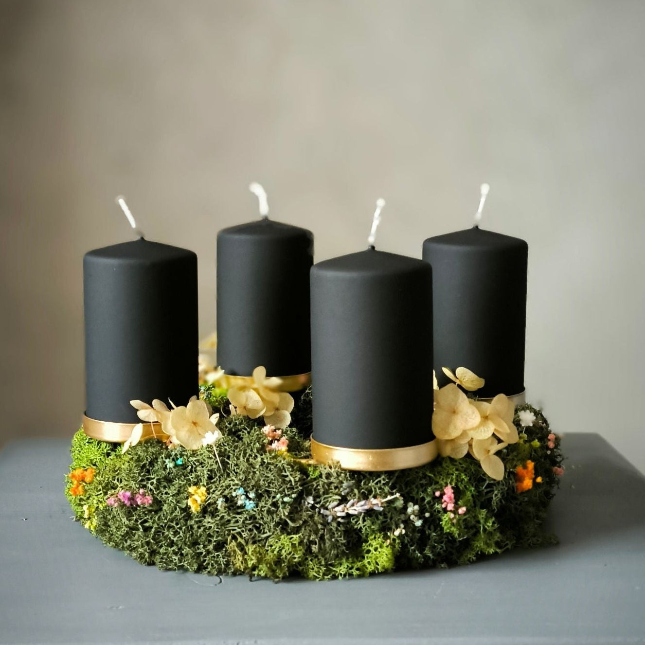 Adventskranz airytale moss mit schwarzen Kerzen