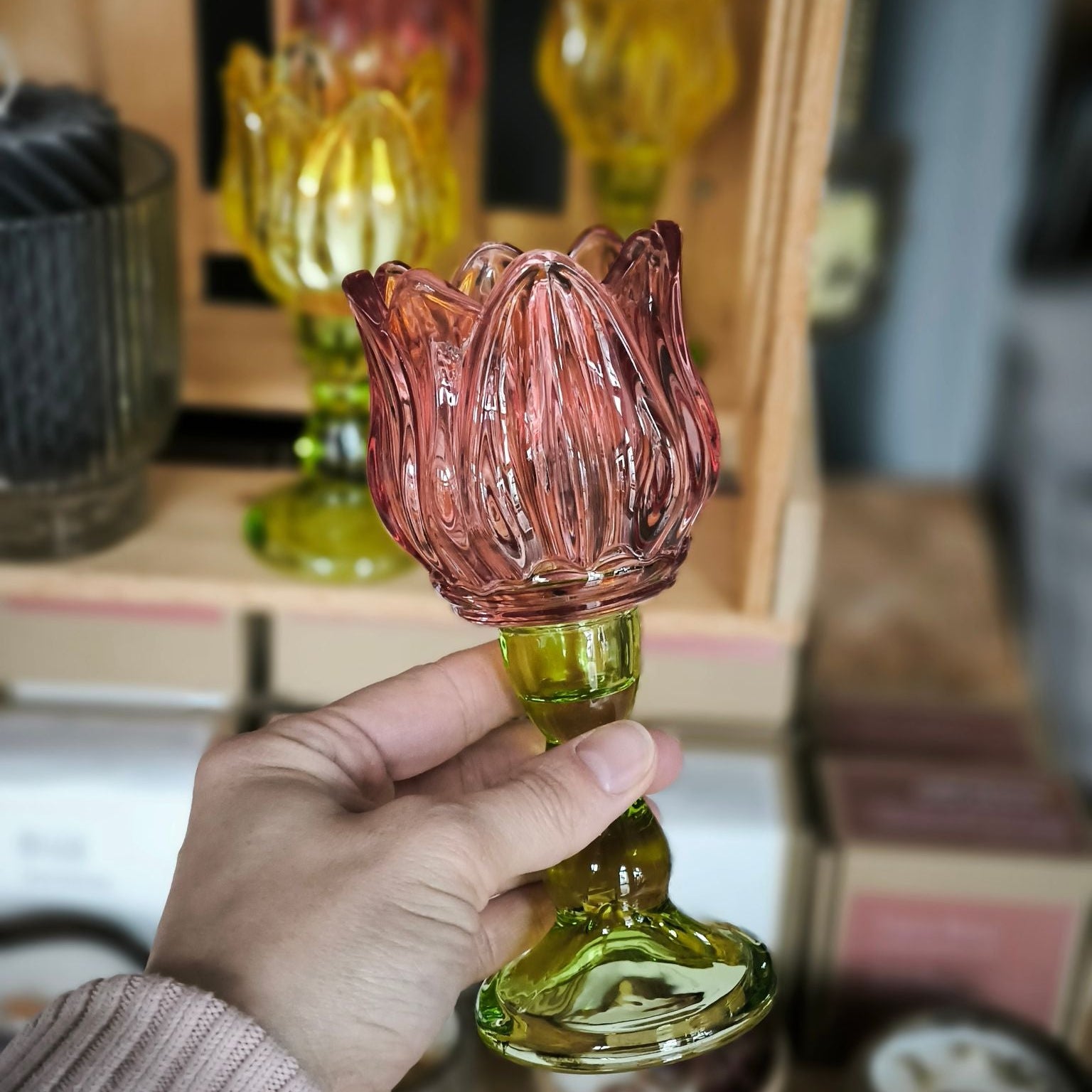 Bloomlight Teelichthalter in Tulepnform aus Glas in der Hand