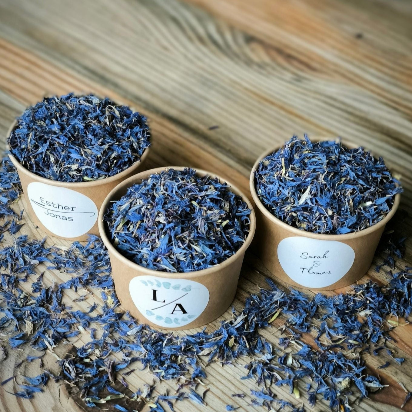 Blütenkonfetti Iced Blue in braunen Bechern