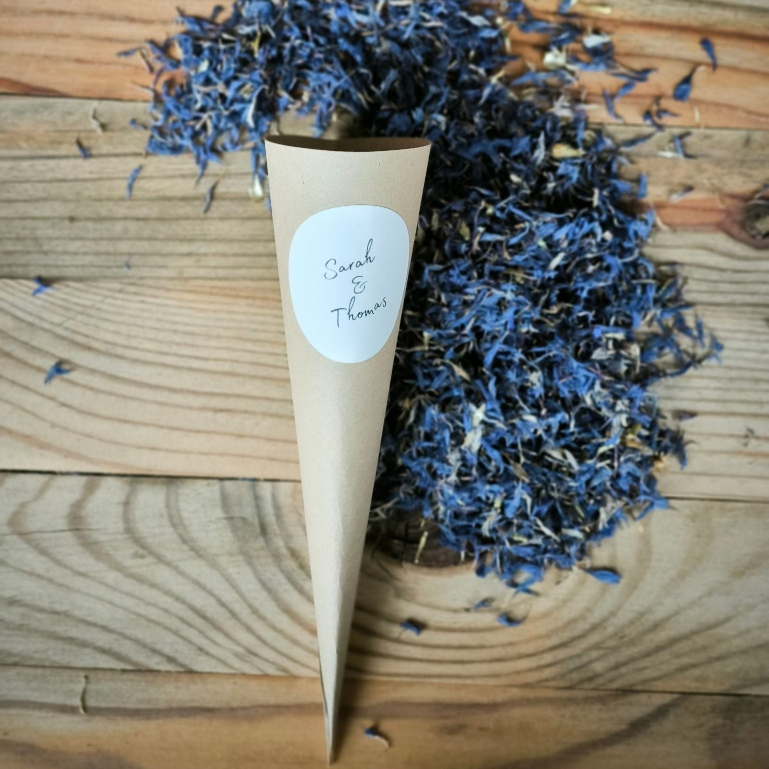 Blütenkonfetti Iced Blue in Cones mit Layout 5