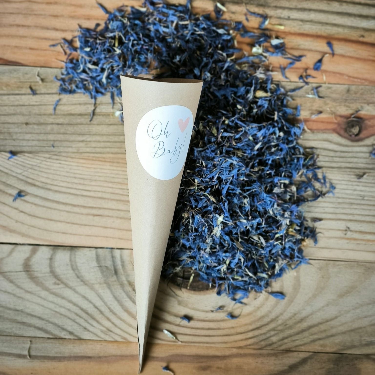 Blütenkonfetti Iced Blue in Cones mit Layout 7