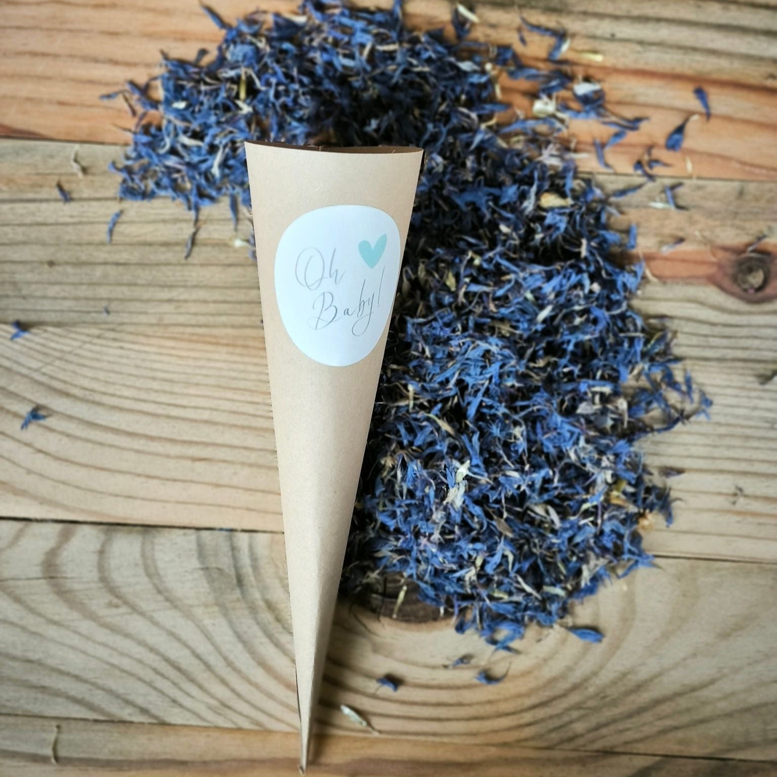 Blütenkonfetti Iced Blue in Cones mit Layout 8
