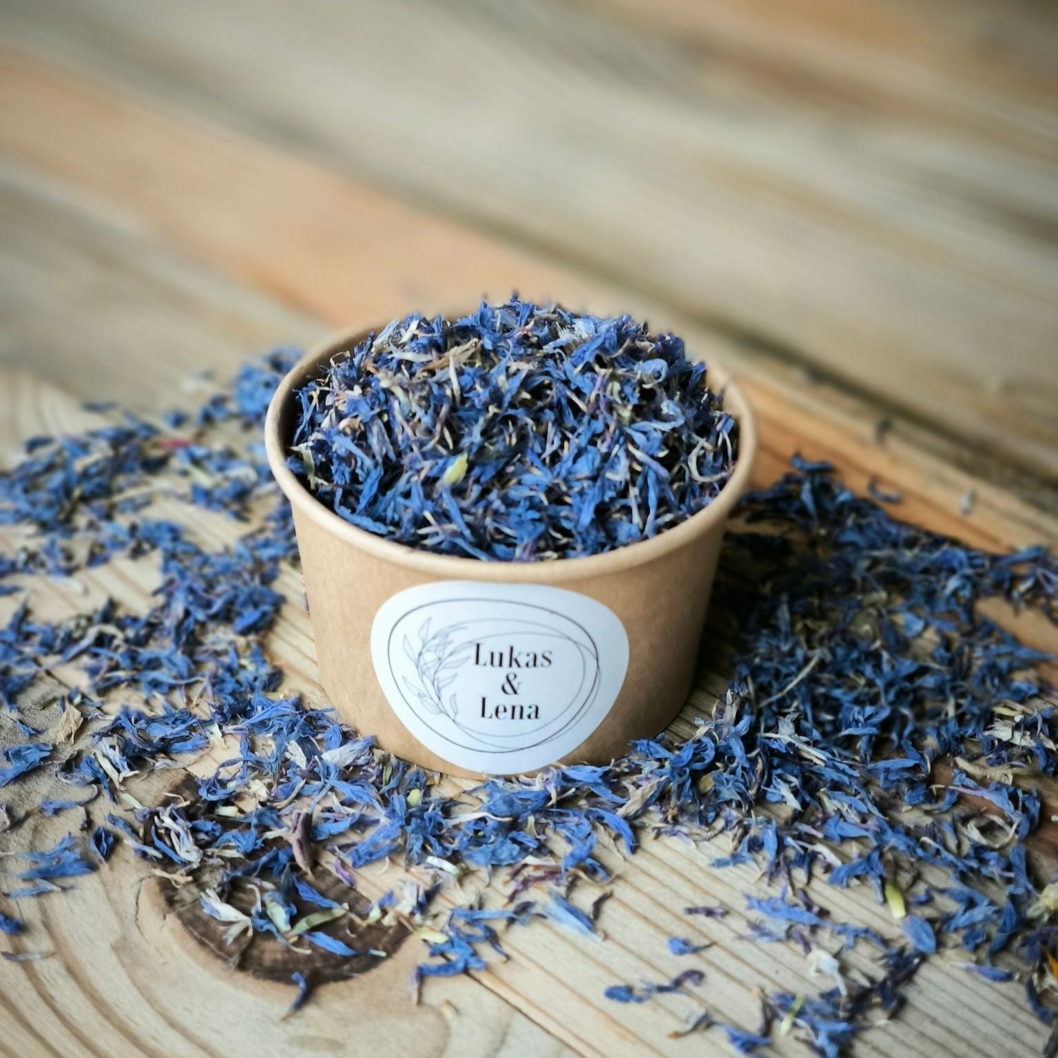 Blütenkonfetti Iced Blue in braunen Bechern mit Layout 1