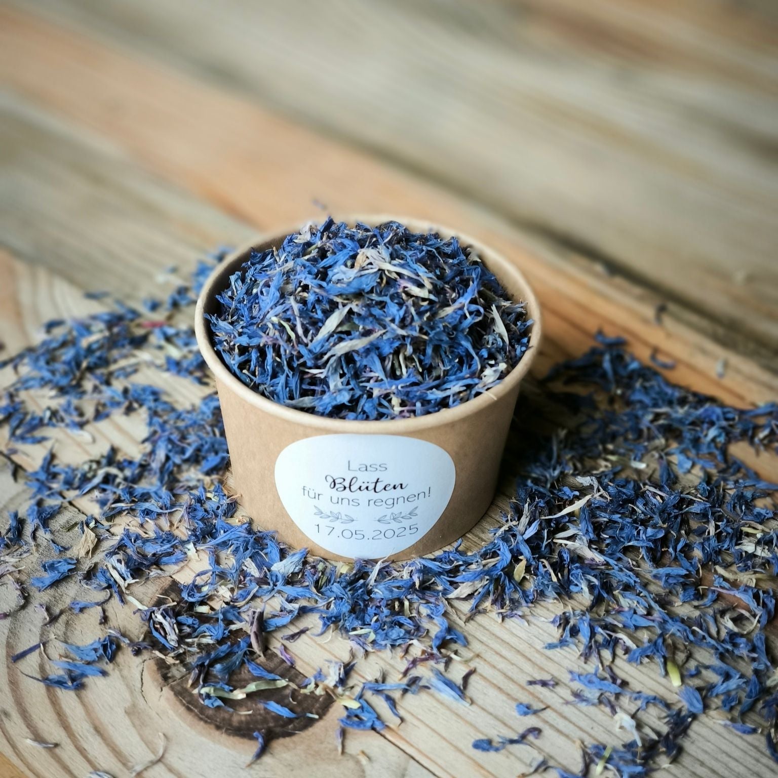 Blütenkonfetti Iced Blue in braunen Bechern mit Layout 4