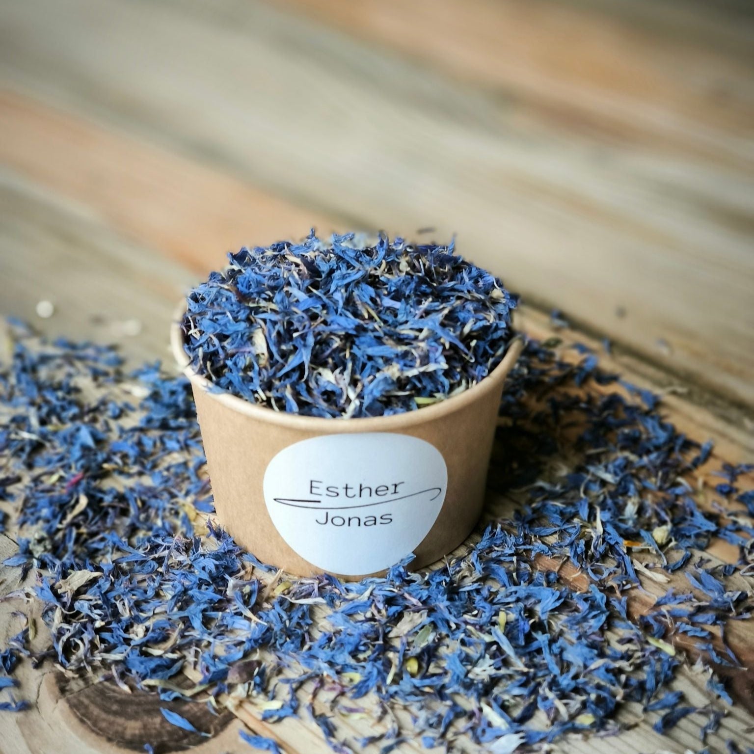 Blütenkonfetti Iced Blue in braunen Bechern mit Layout 6