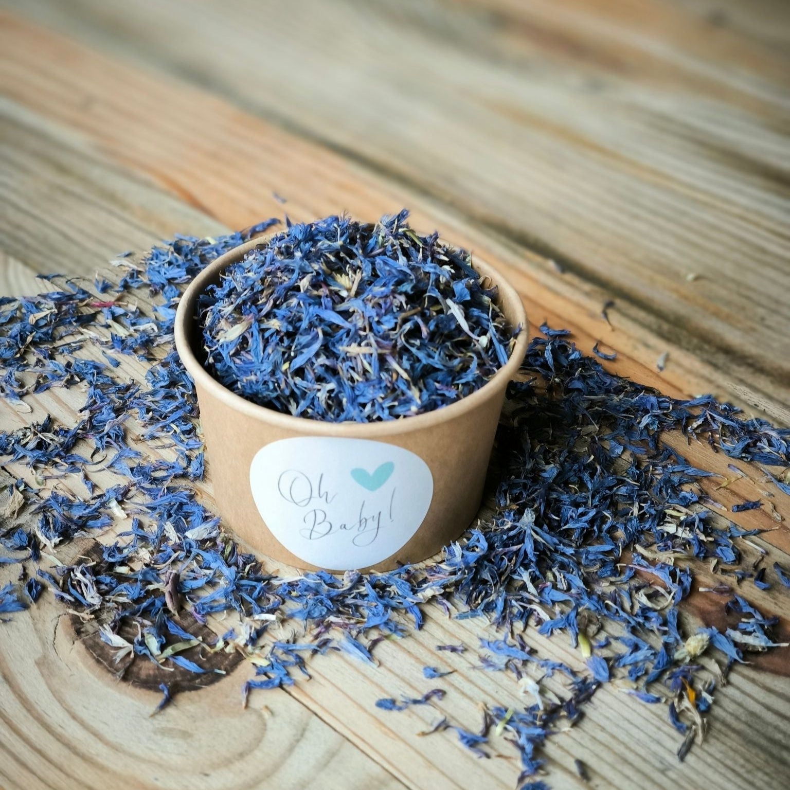 Blütenkonfetti Iced Blue in braunen Bechern mit Layout 8
