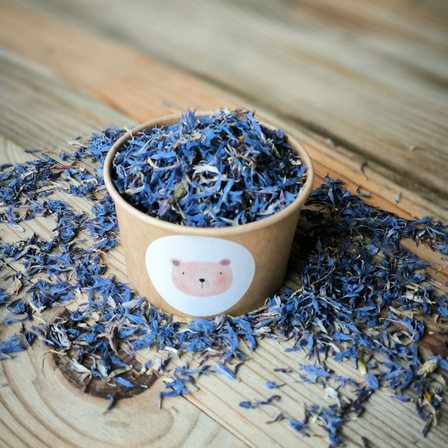 Blütenkonfetti Iced Blue in braunen Bechern mit Layout 9