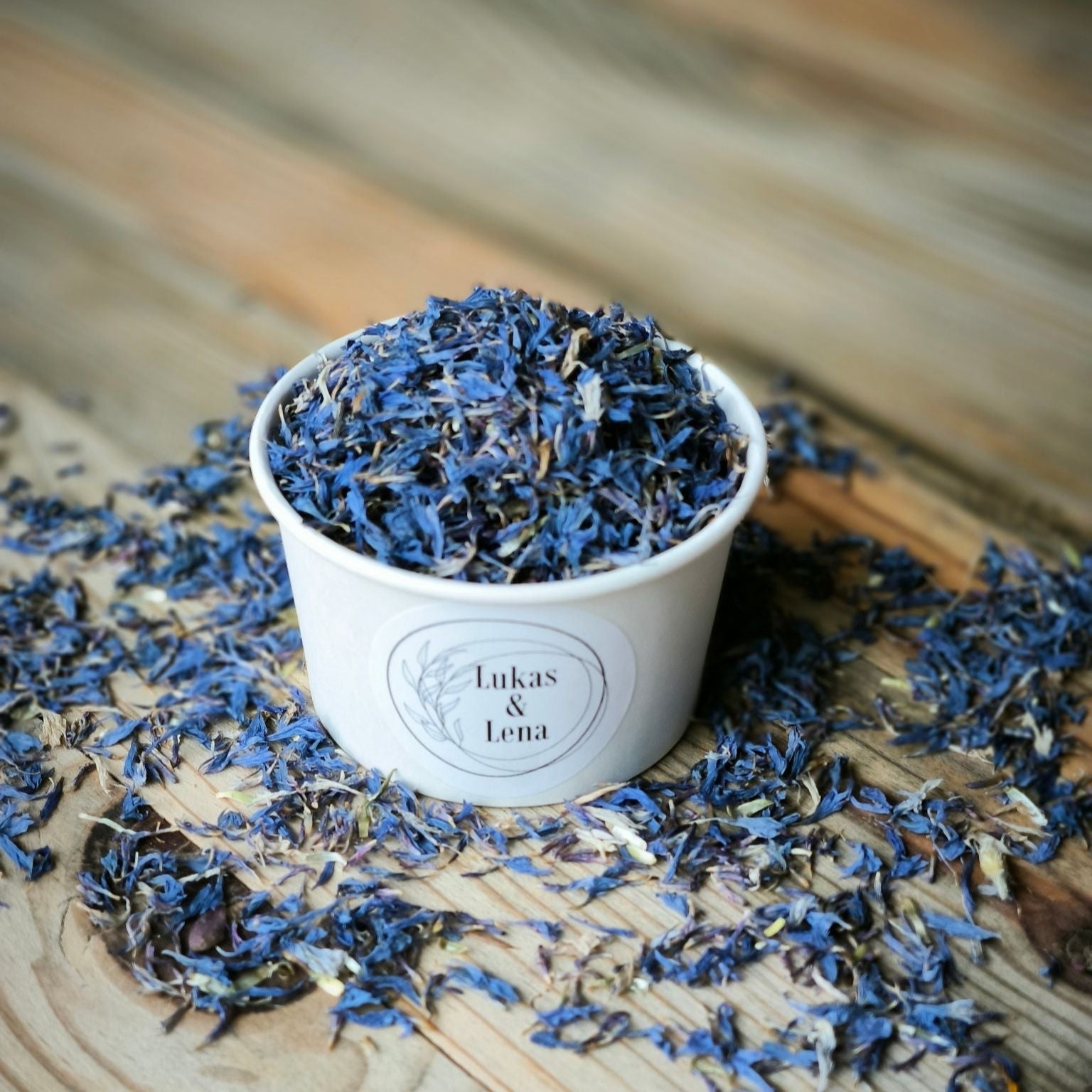 Blütenkonfetti Iced Blue in weißen Bechern mit Layout 1