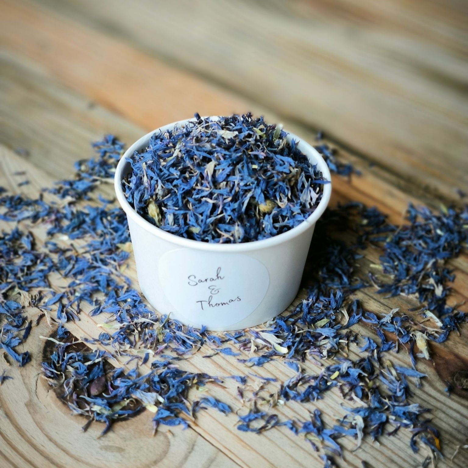 Blütenkonfetti Iced Blue in weißen Bechern mit Layout 5