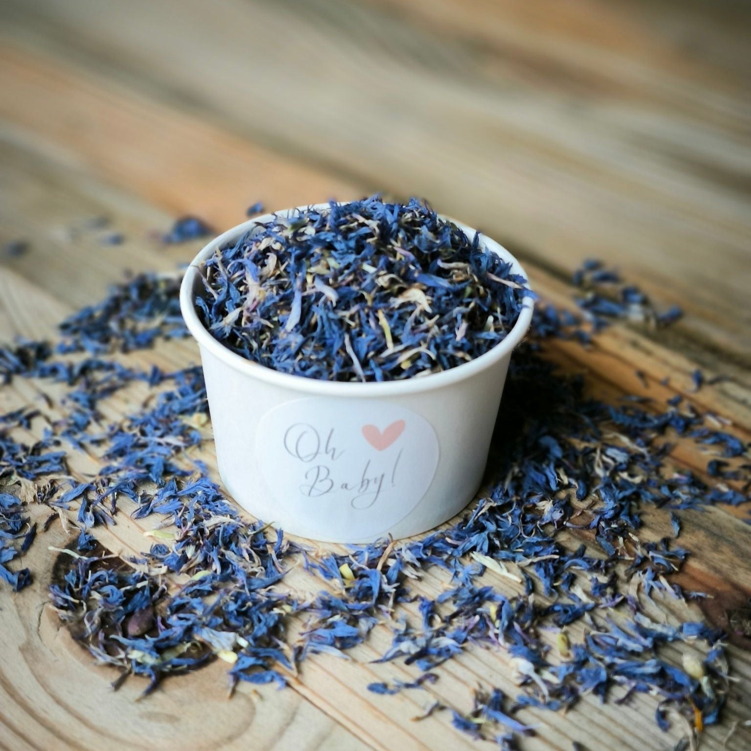 Blütenkonfetti Iced Blue in weißen Bechern mit Layout 7