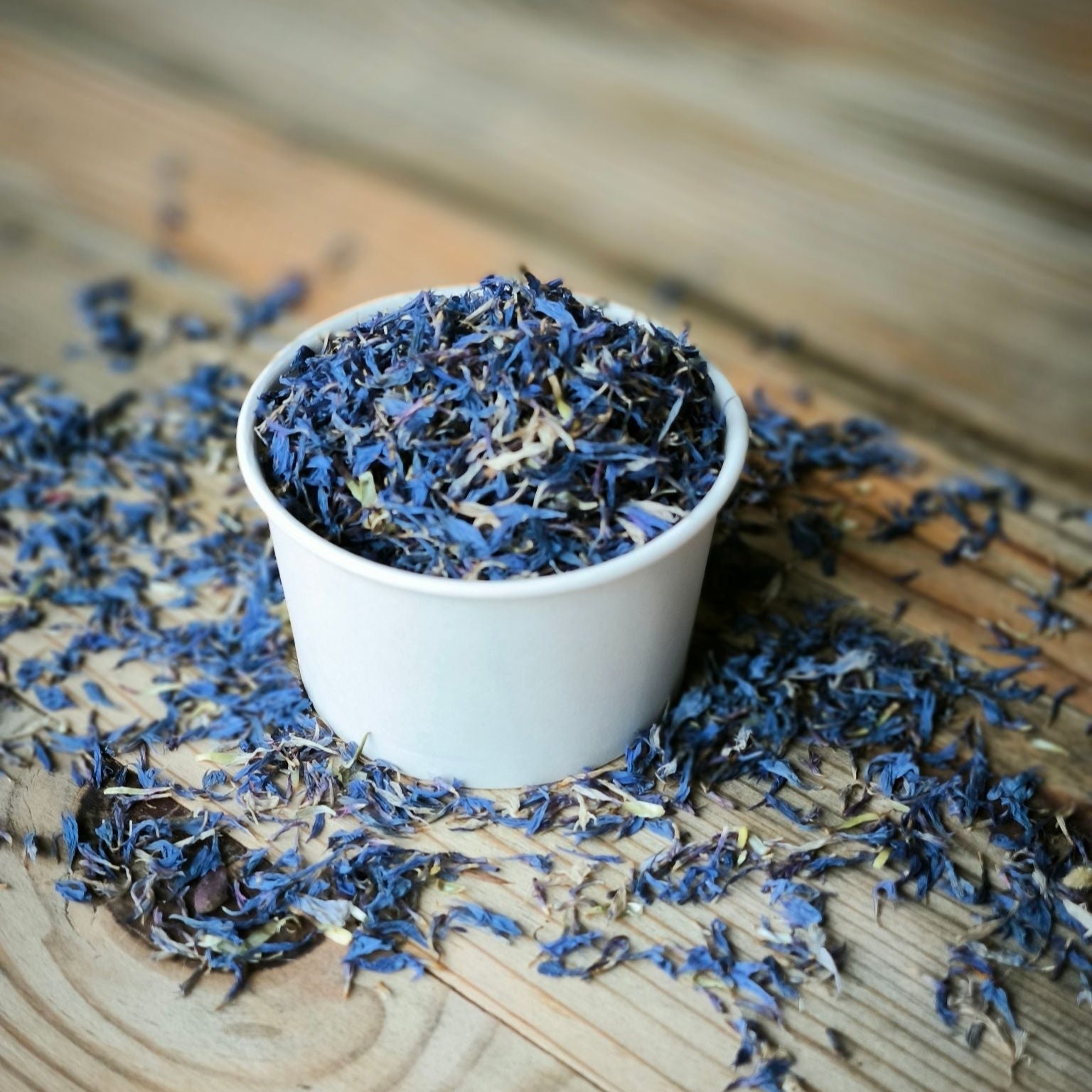 Blütenkonfetti Iced Blue in weißen Bechern kein Sticker