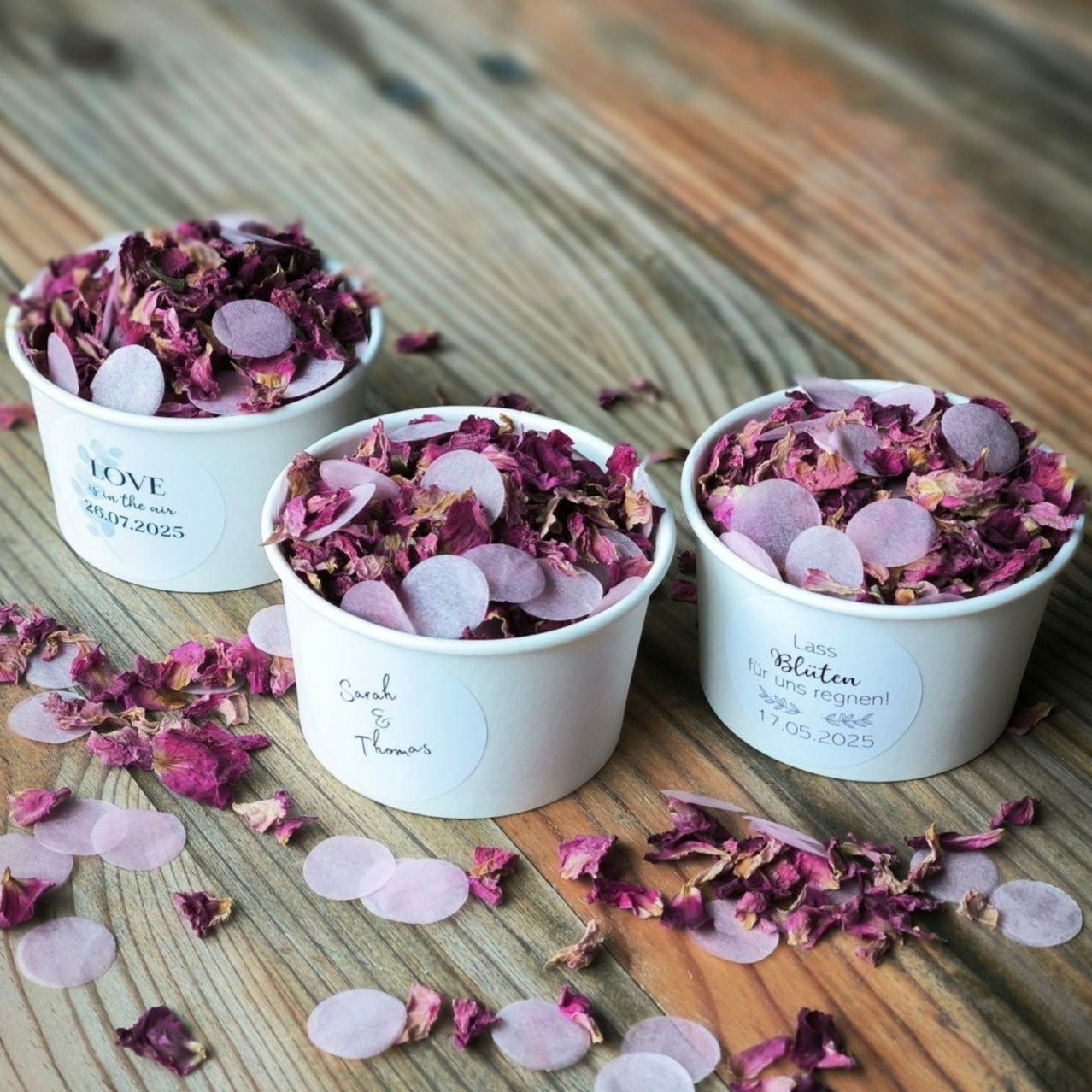 Blütenkonfetti Pink Romance mit Seidenpapier mit weißen Bechern