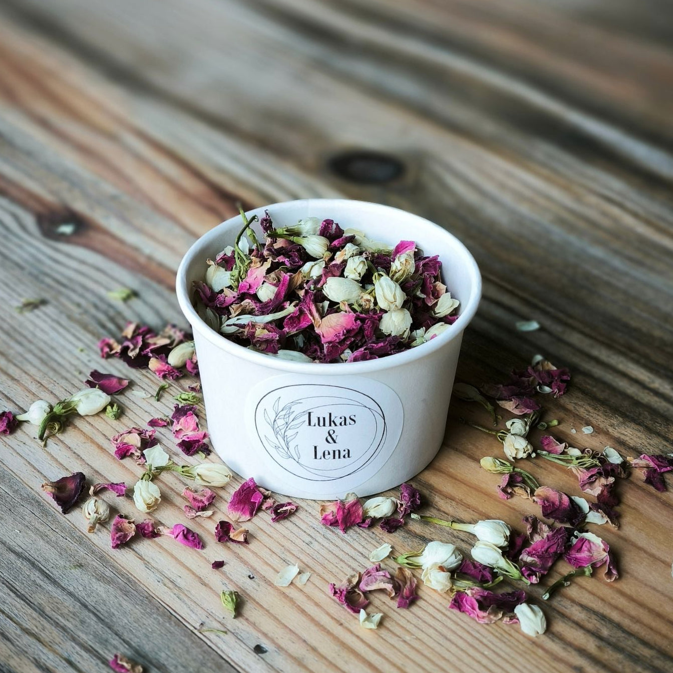 Blütenkonfetti Red Ivory in weißen Bechern mit Layout 1