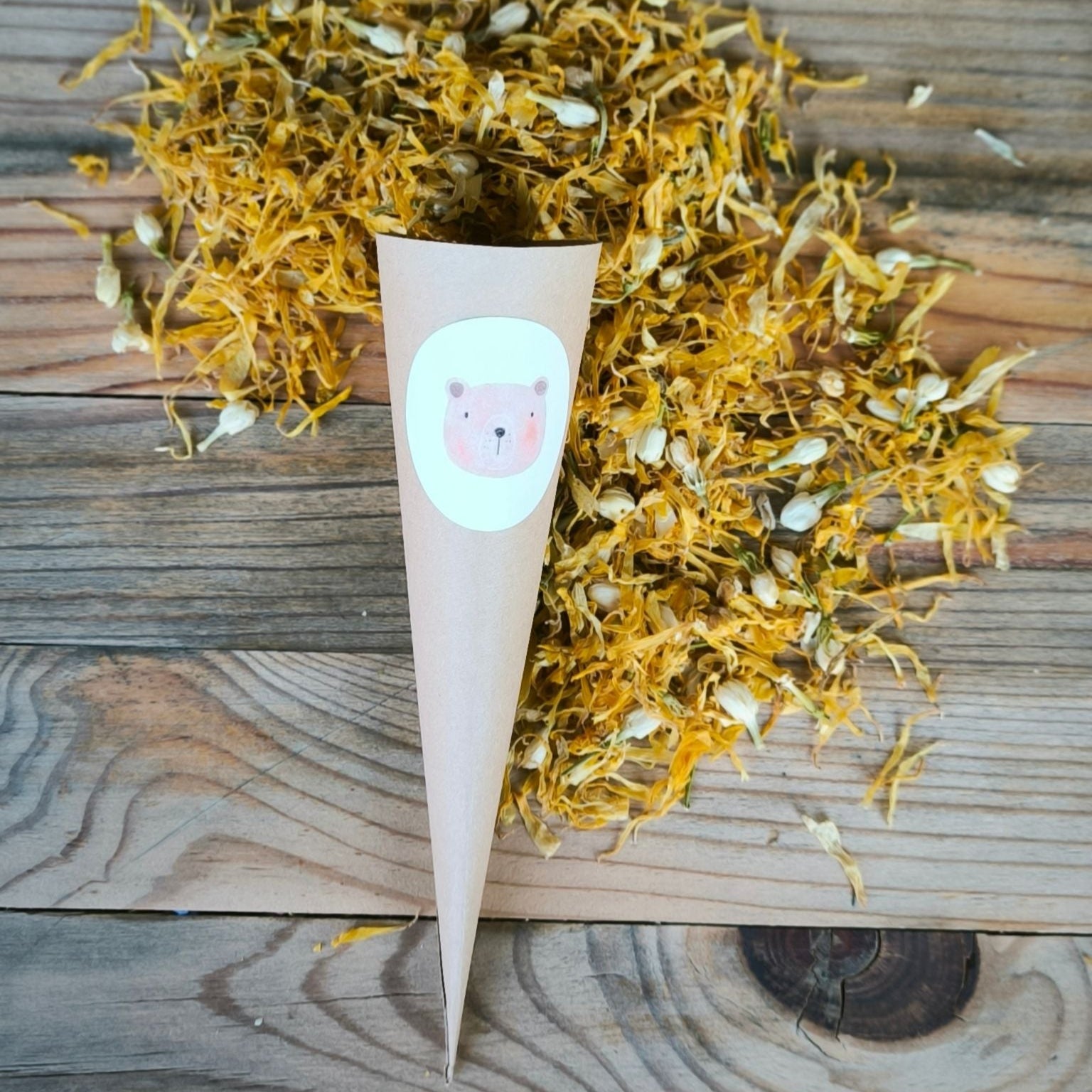 Blütenkonfetti Yellow Ivory in Cones mit Layout 