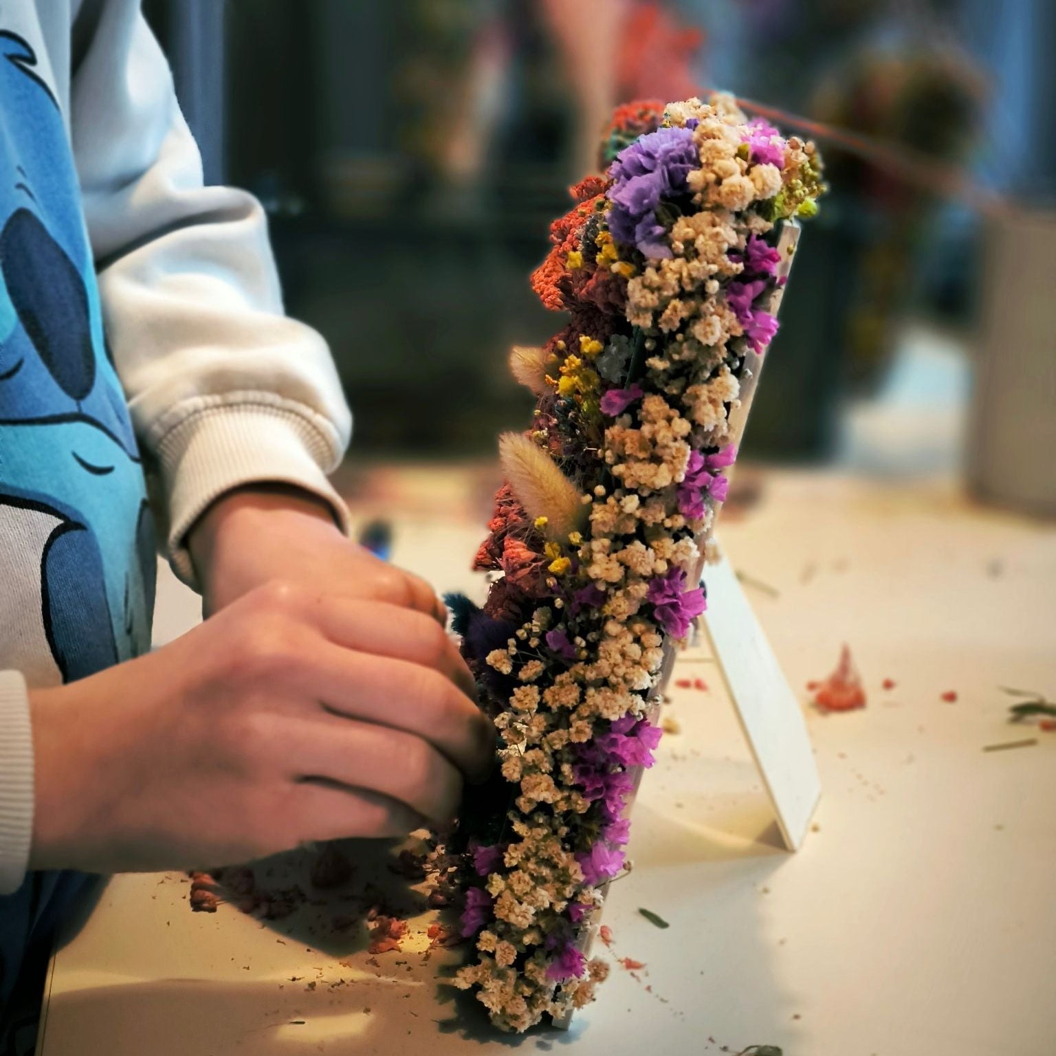 Blütenkonfetti Zeitgeschenk Gutschein Arbeit am Bilderrahmen