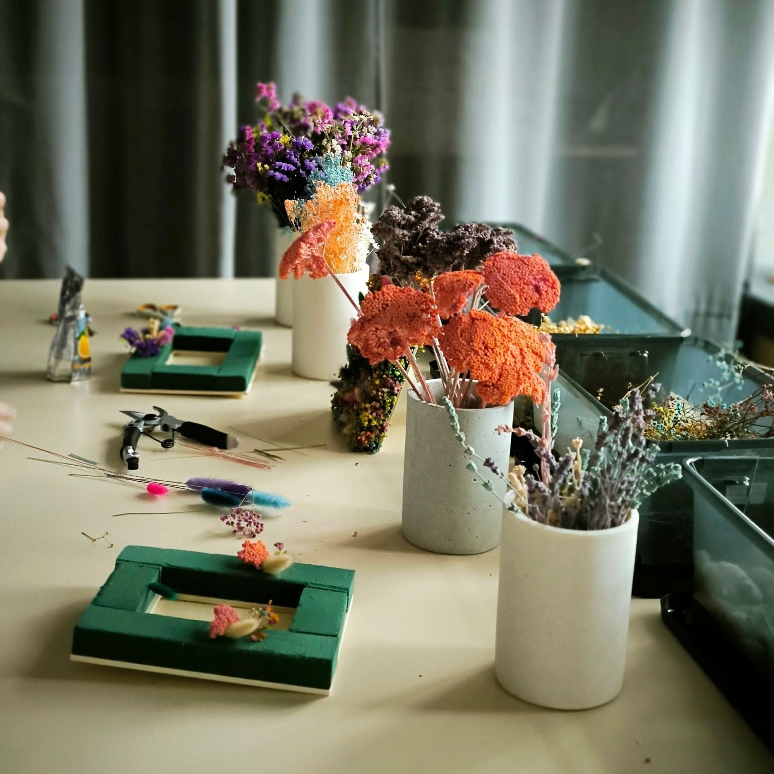 Blütenkonfetti Zeitgeschenke Gutschein Arbeitstisch mit Material