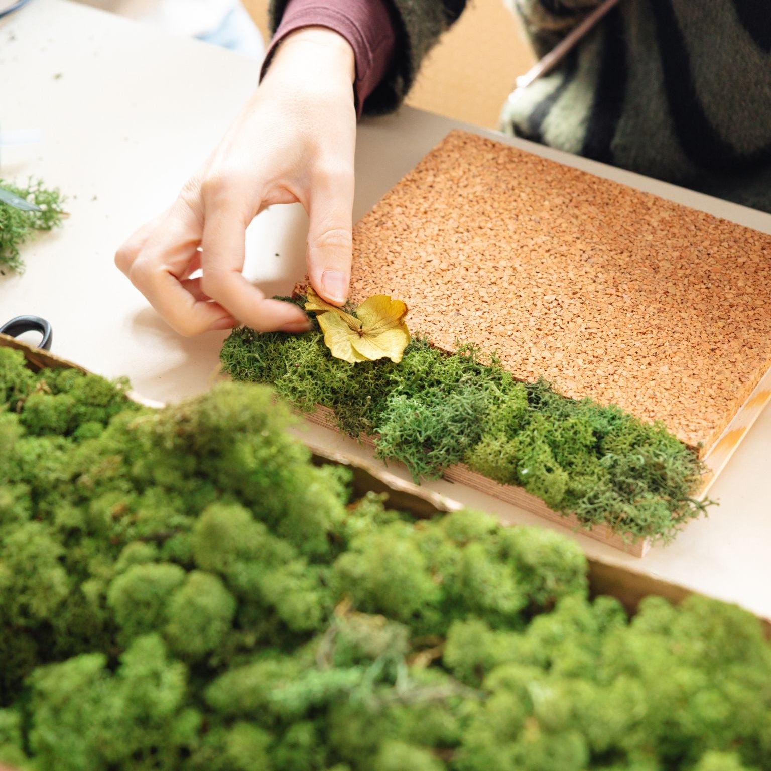 Blütenkonfetti Zeitgeschenk Pinnwand bei der Arbeit Trockenblumen kleben