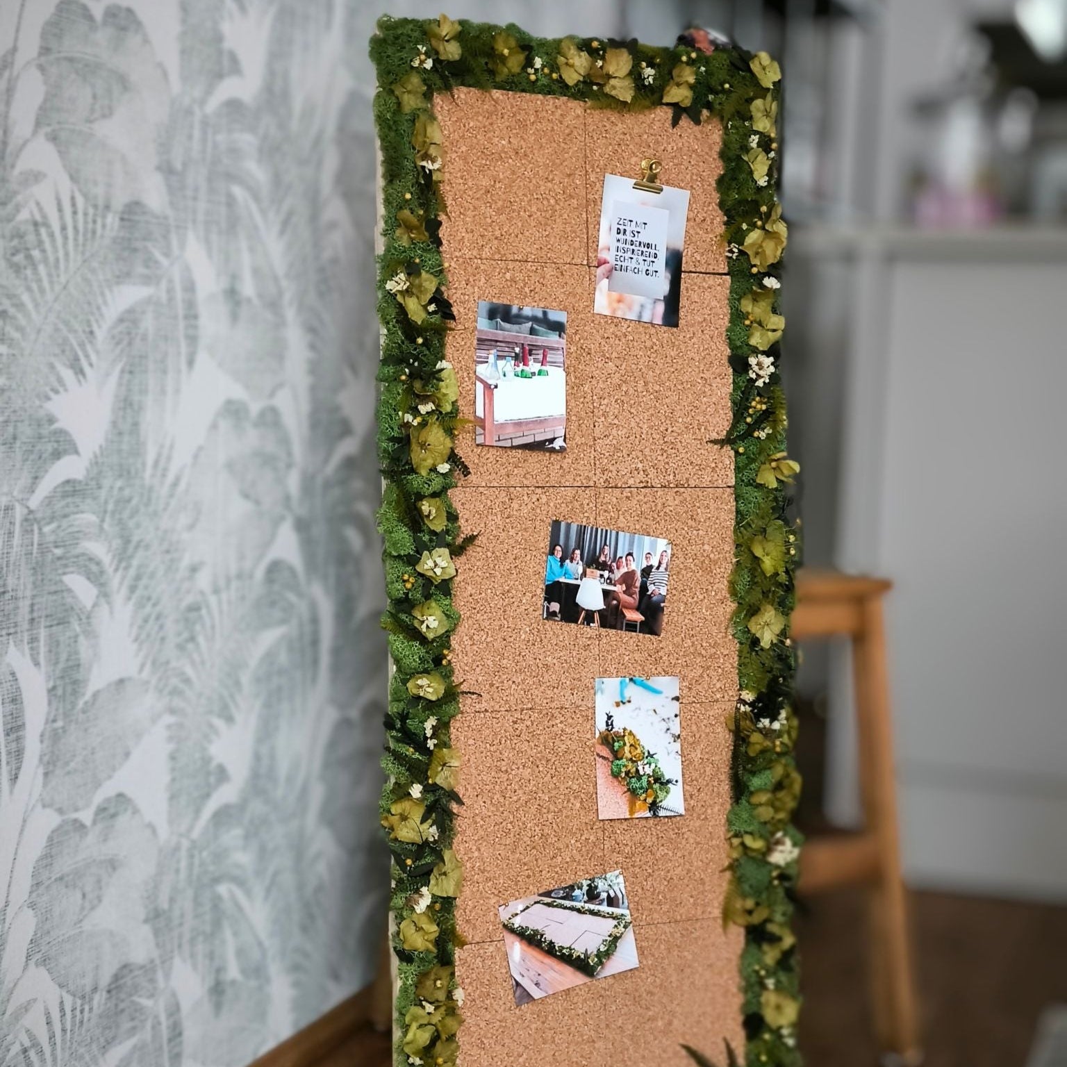 Blütenkonfetti Zeitgeschenk fertige Pinnwand mit Fotos