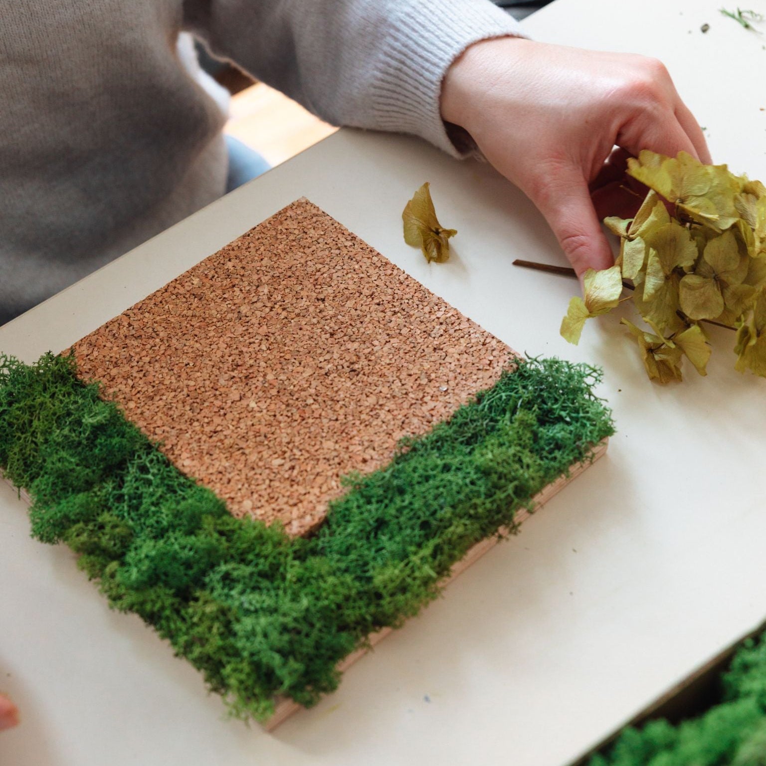 Blütenkonfetti Zeitgeschenk Pinnwand bei der Arbeit eines Eckstücks