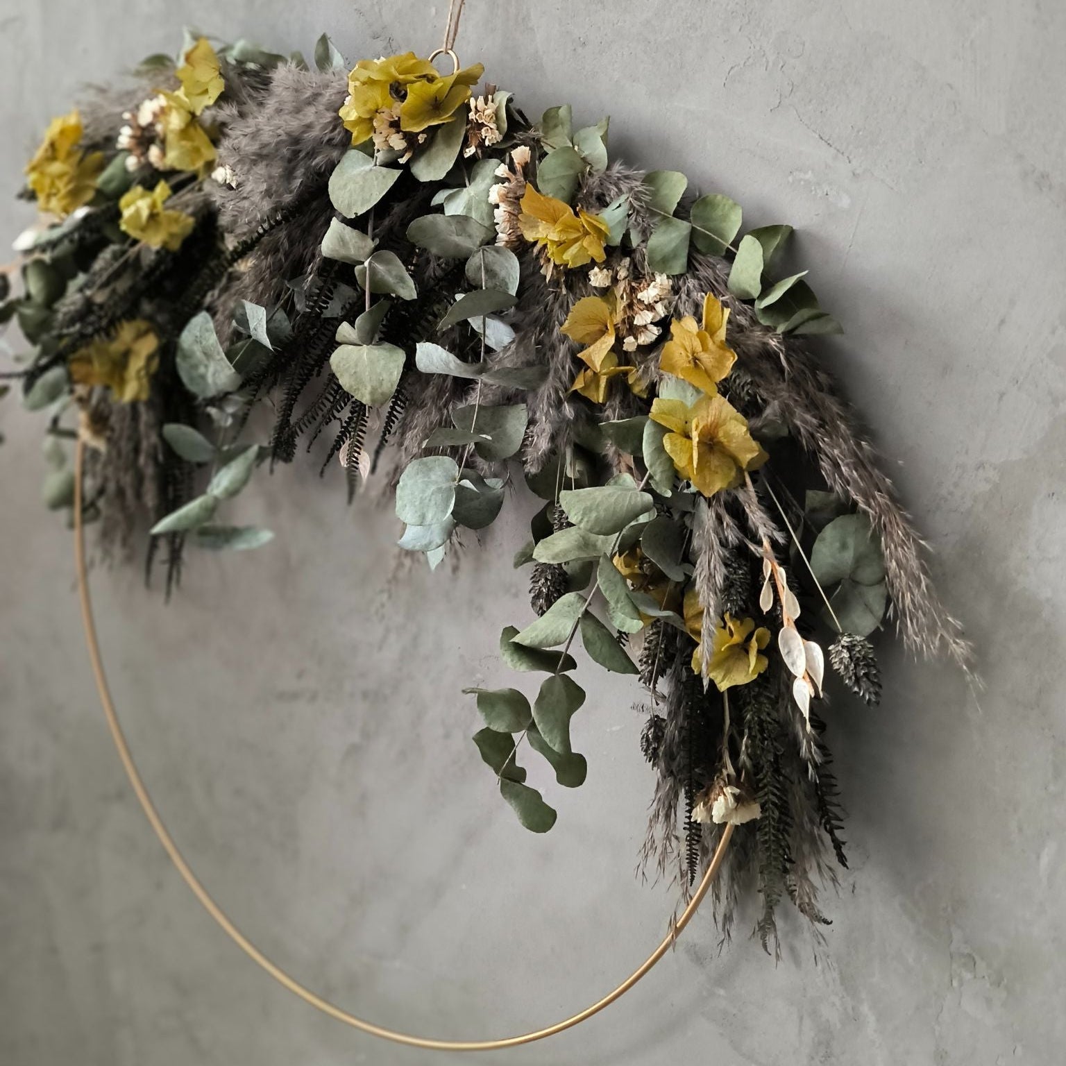 Boho Eukcalyptus Großer Trockenblumenring n natürlichen Grün und Grautönen Detailansicht