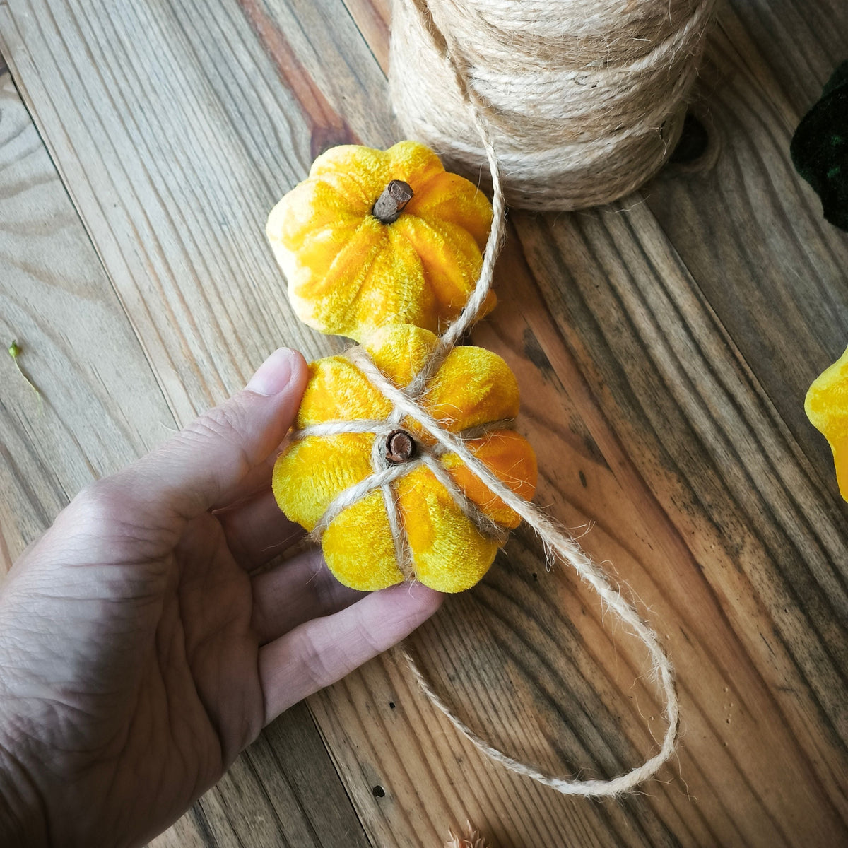 DIY Samtkürbis Juteschnur binden