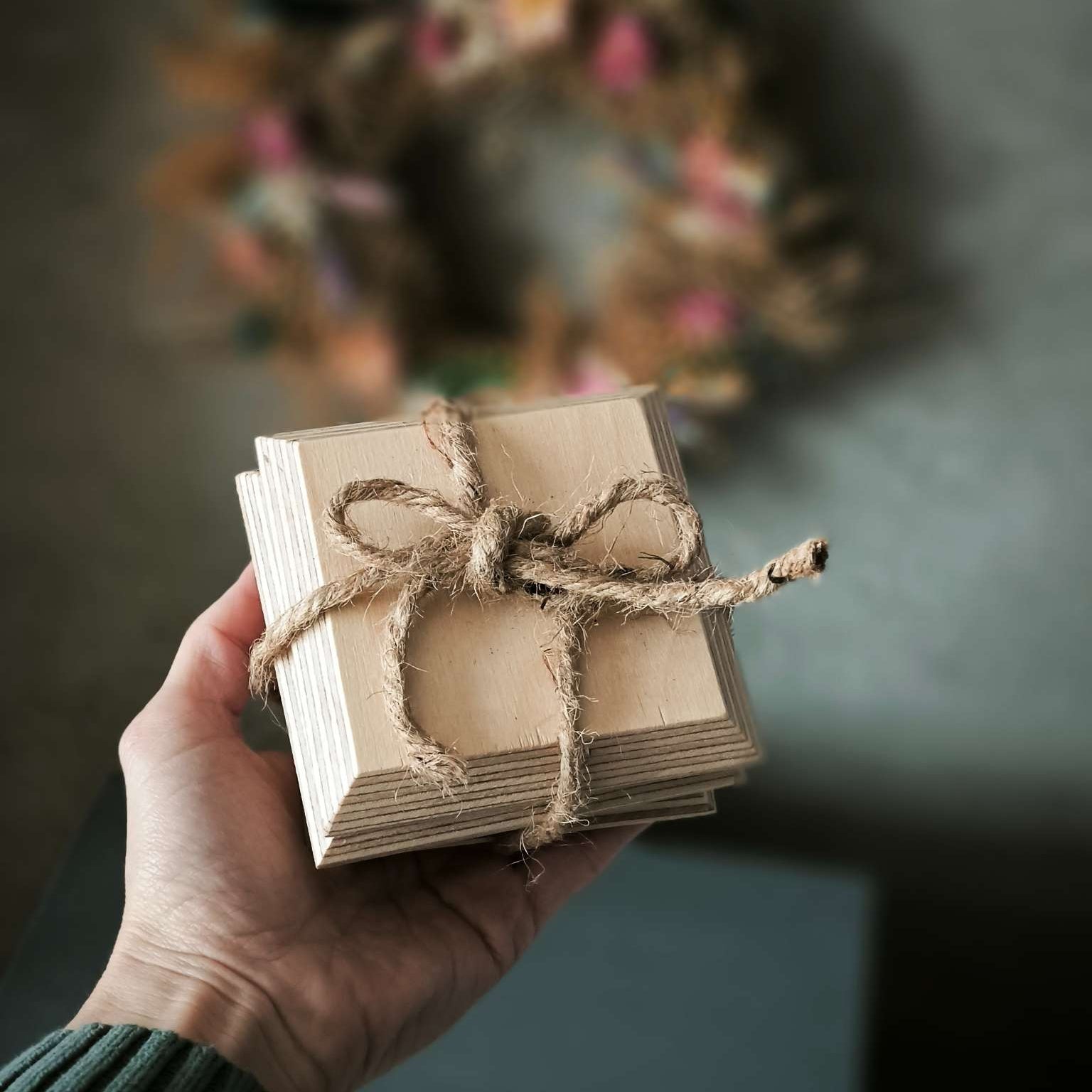 Edgewood Holzuntersetzer aus Multiplex 4er Set mit Schleife in der Hand