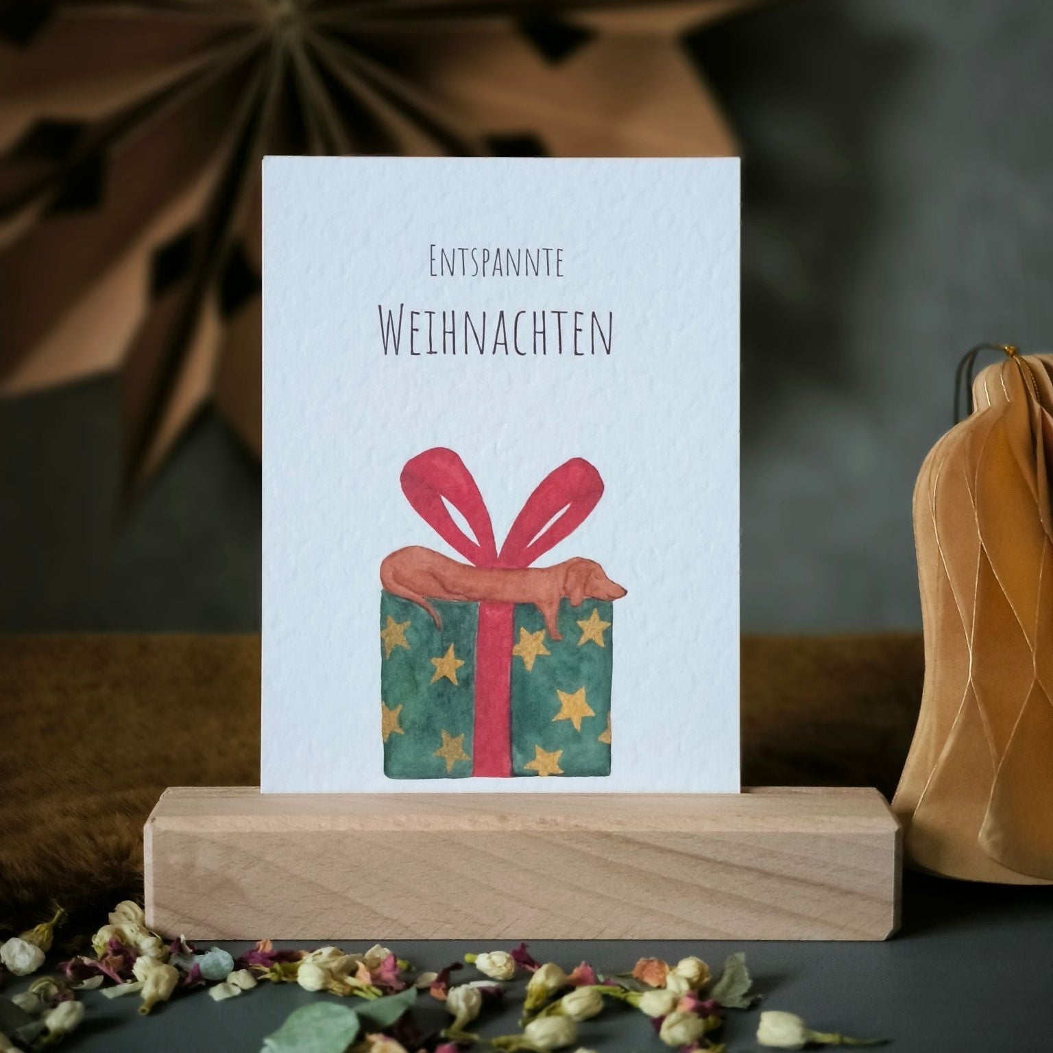 Feenfeder Postkarte Dackel mit Geschenk Nahaufnahme