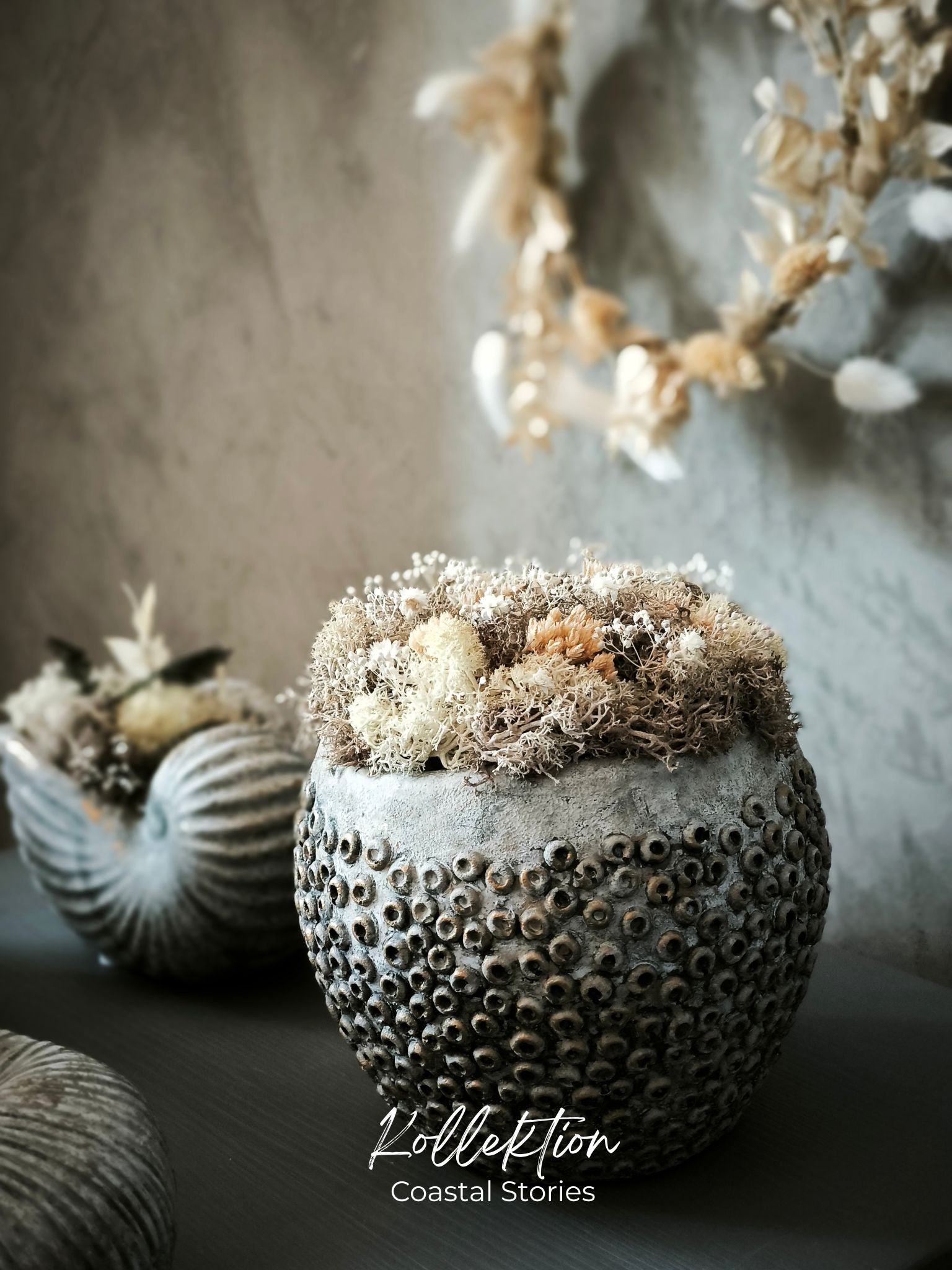 Ocean Whisper – Betongefäß mit Trockenblumen in koralleninspirierter Struktur