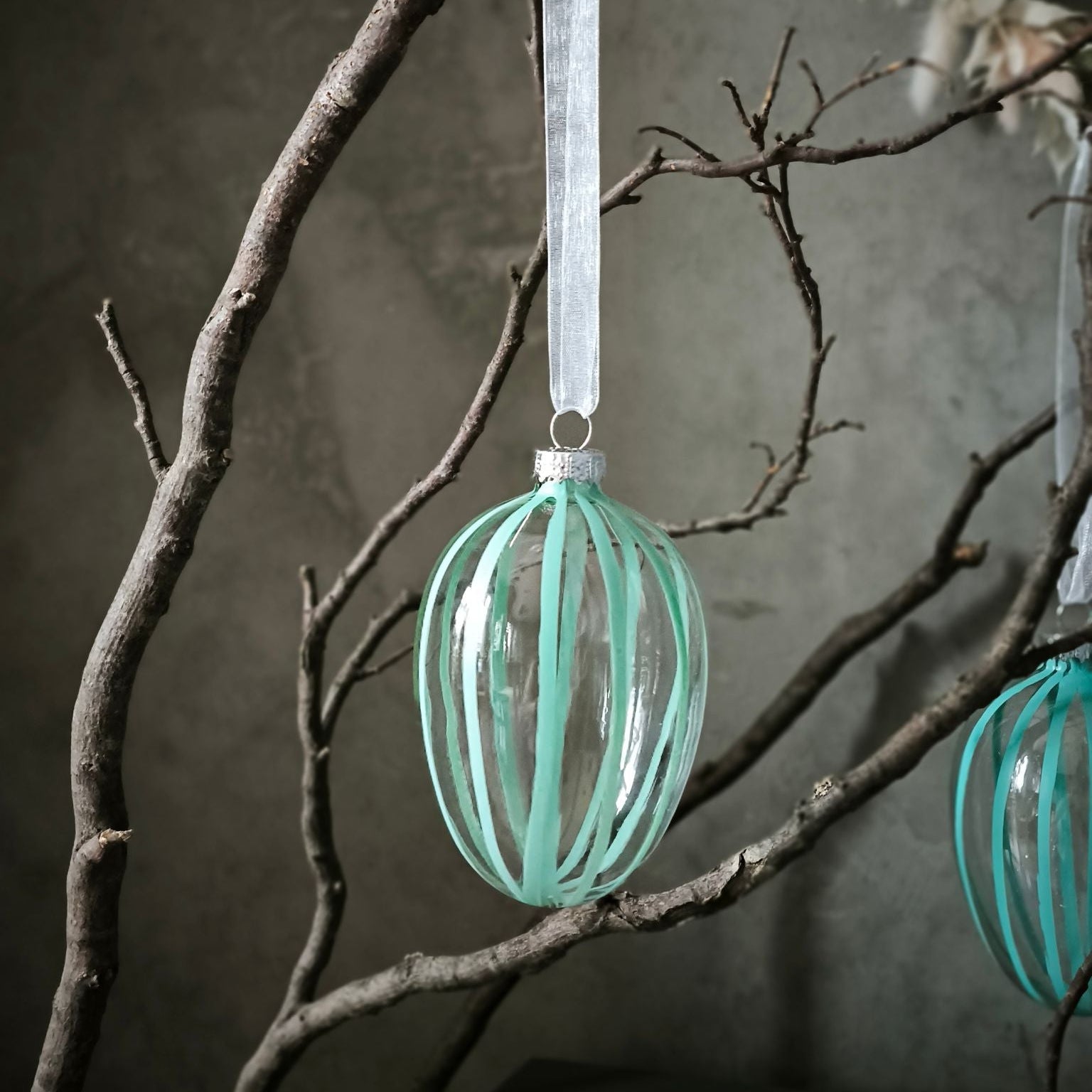 Mint-Stripe Egg Glasanhänger in Eiform mit mintfarbenen Streifen Nahaufnahme