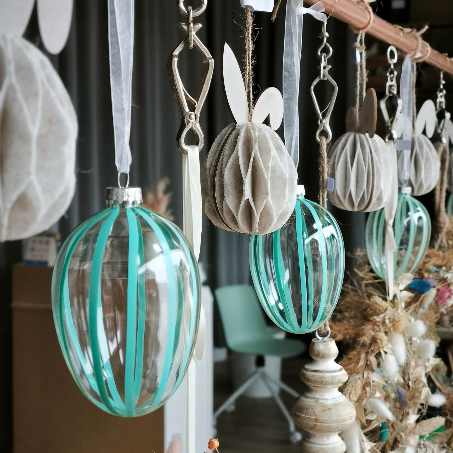 Mint-Stripe Egg Glasanhänger in Eiform mit mintfarbenen Streifen im Laden