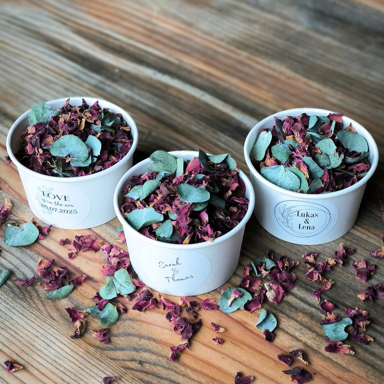 Magic Bloom in weißen Bechern