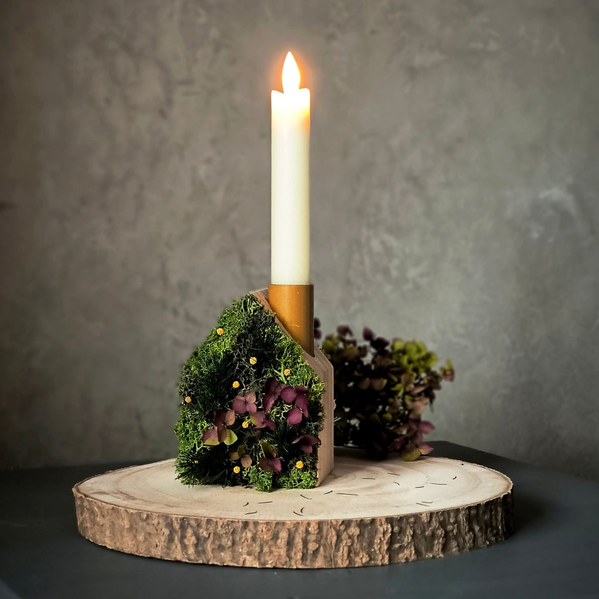 Mosslight Cottage – Holzhaus mit LED-Echtwachskerze, Moos & Trockenblumen