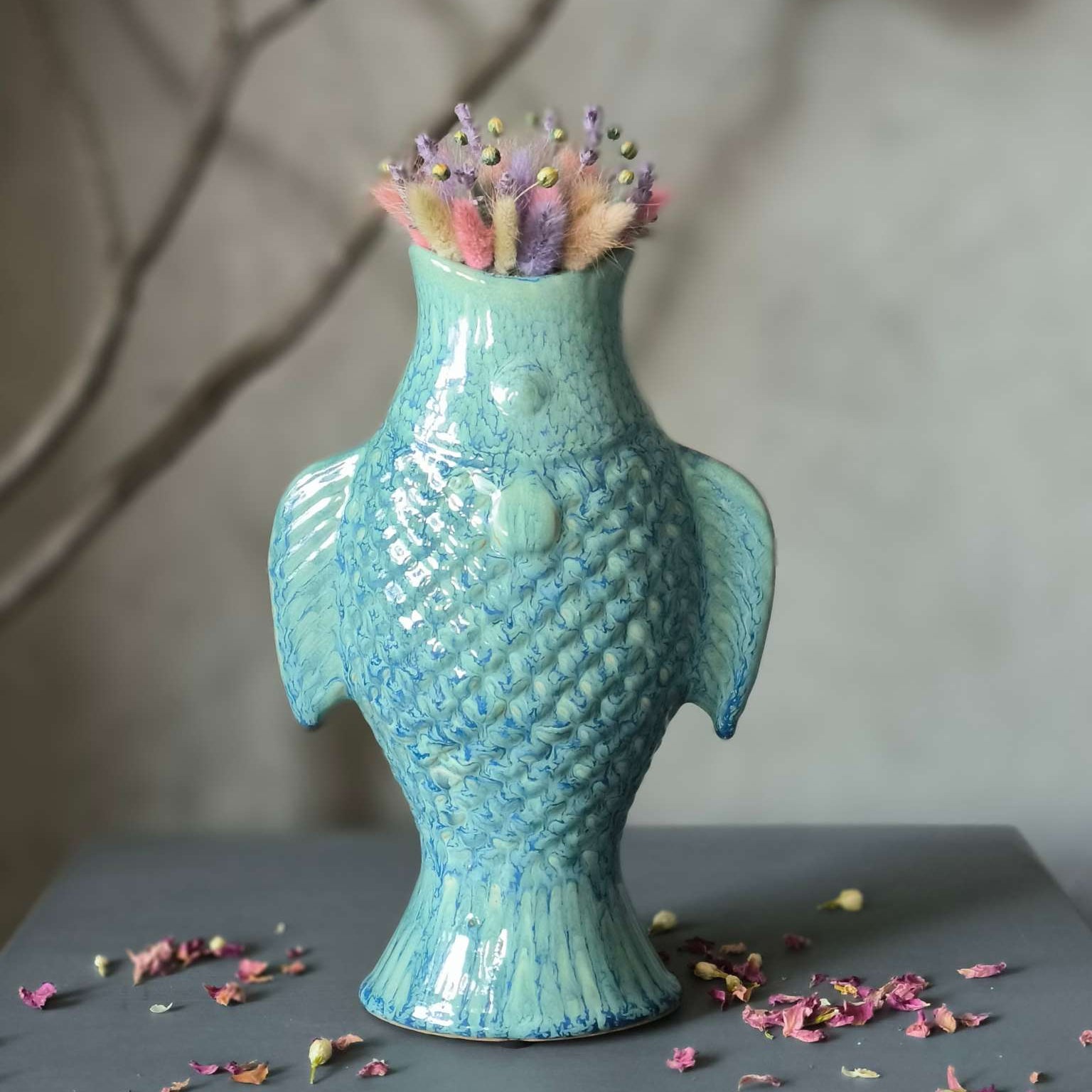 Ocean Bloom Keramikvase in Fischform mit Trockenblumen