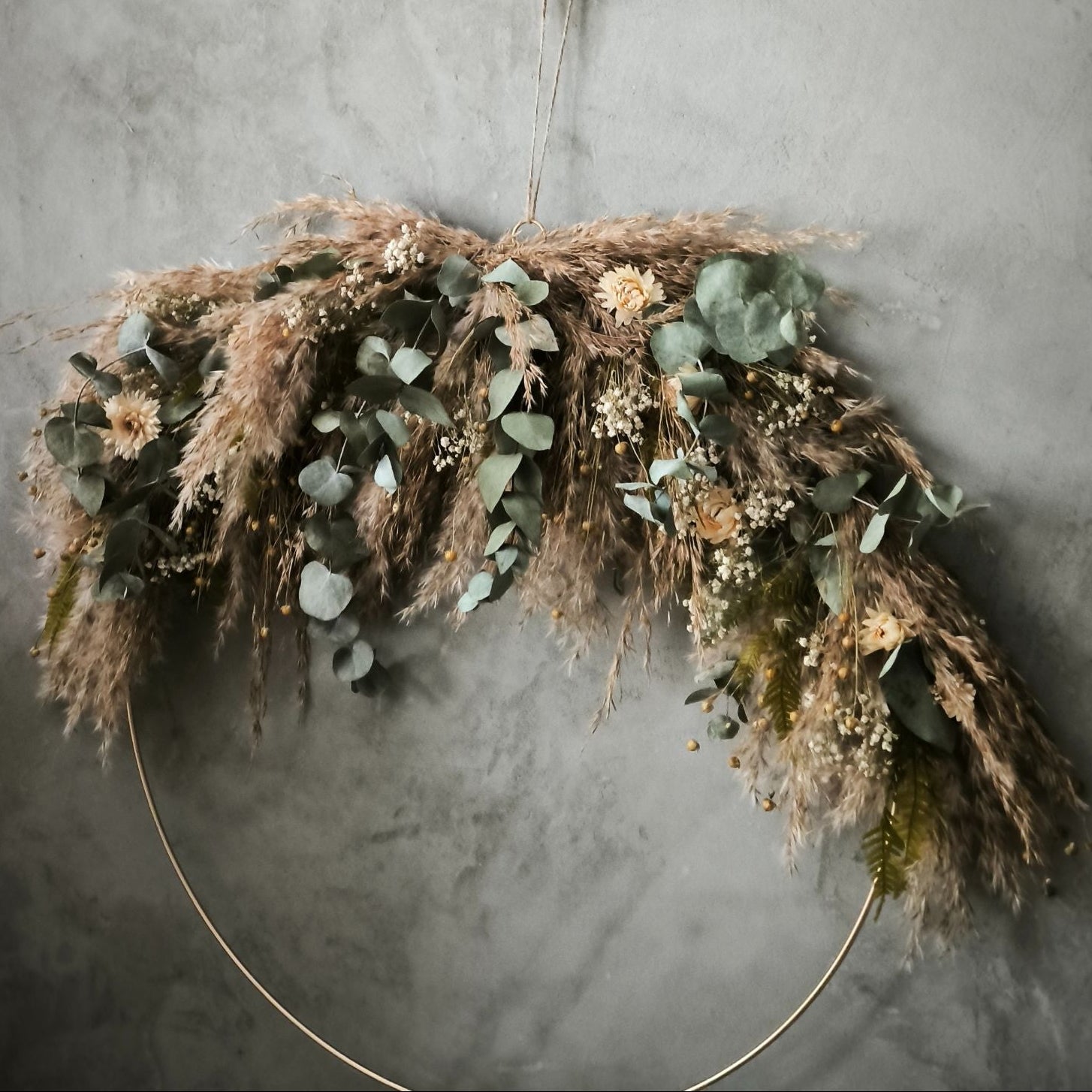 Quiet Fields Trockenblumenring in Natur Beigetoenen nahaufnahme