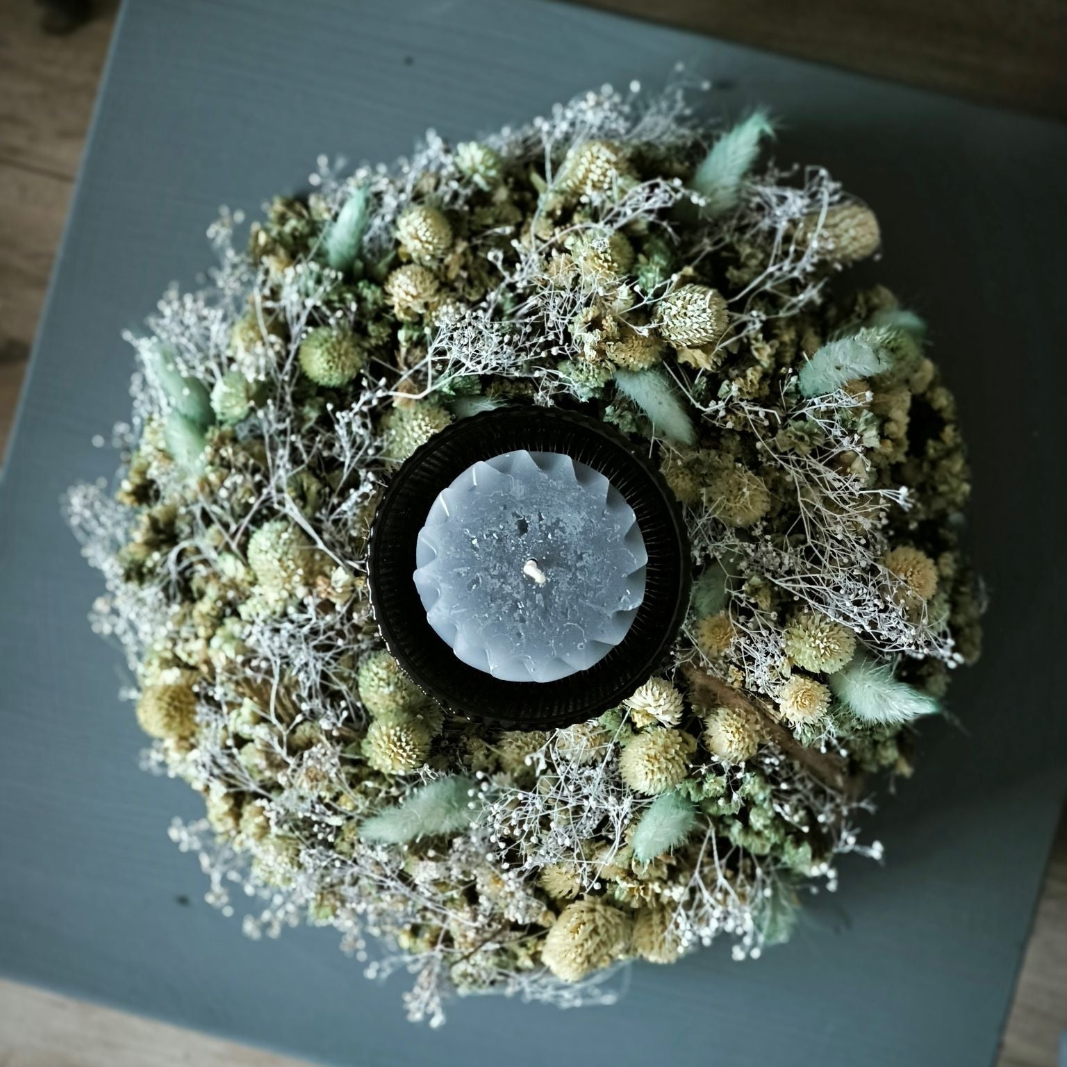 Sage Whisper Kranz mit Windlicht und Kerze Draufsicht