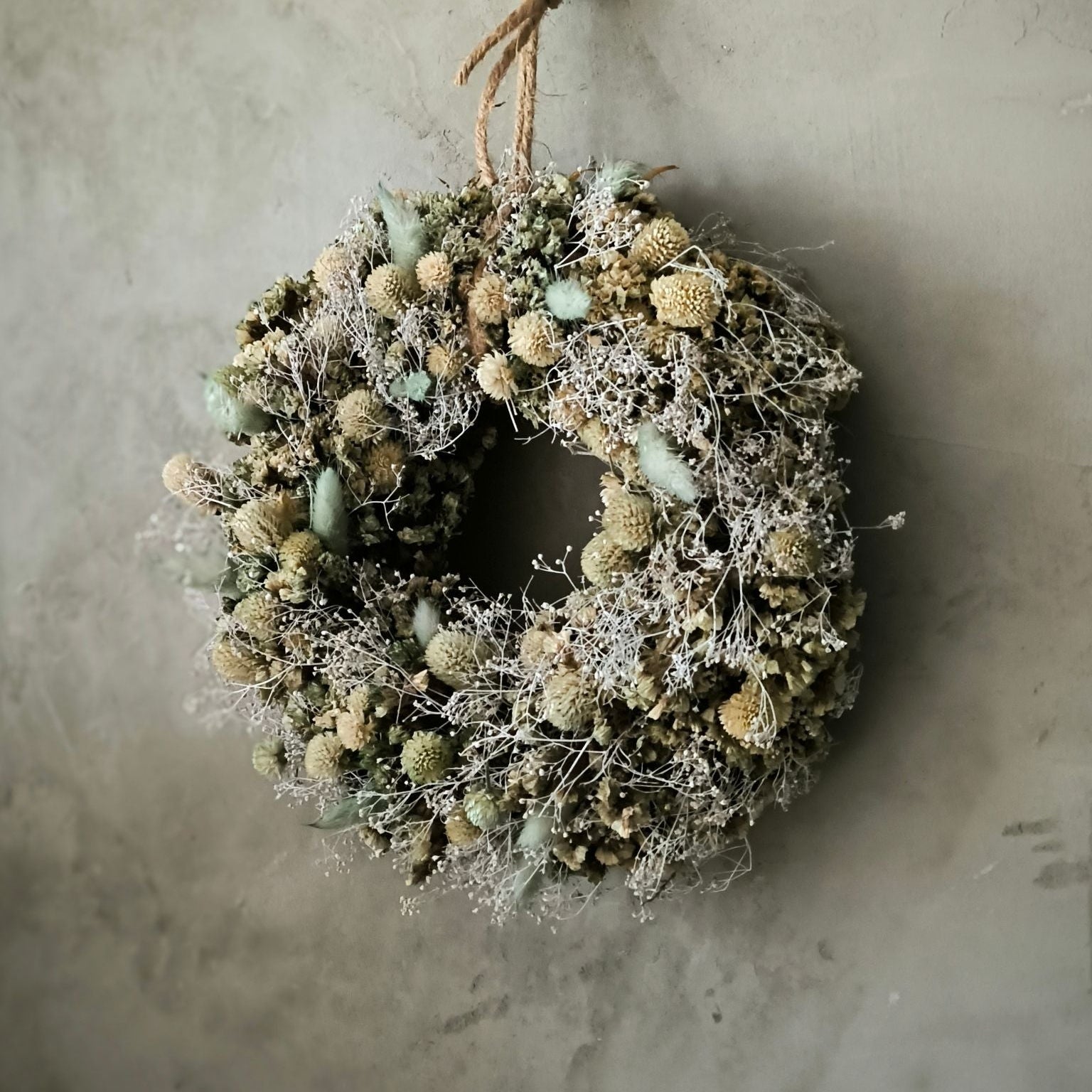 Sage Whisper Trockenblumenkranz Detailansicht