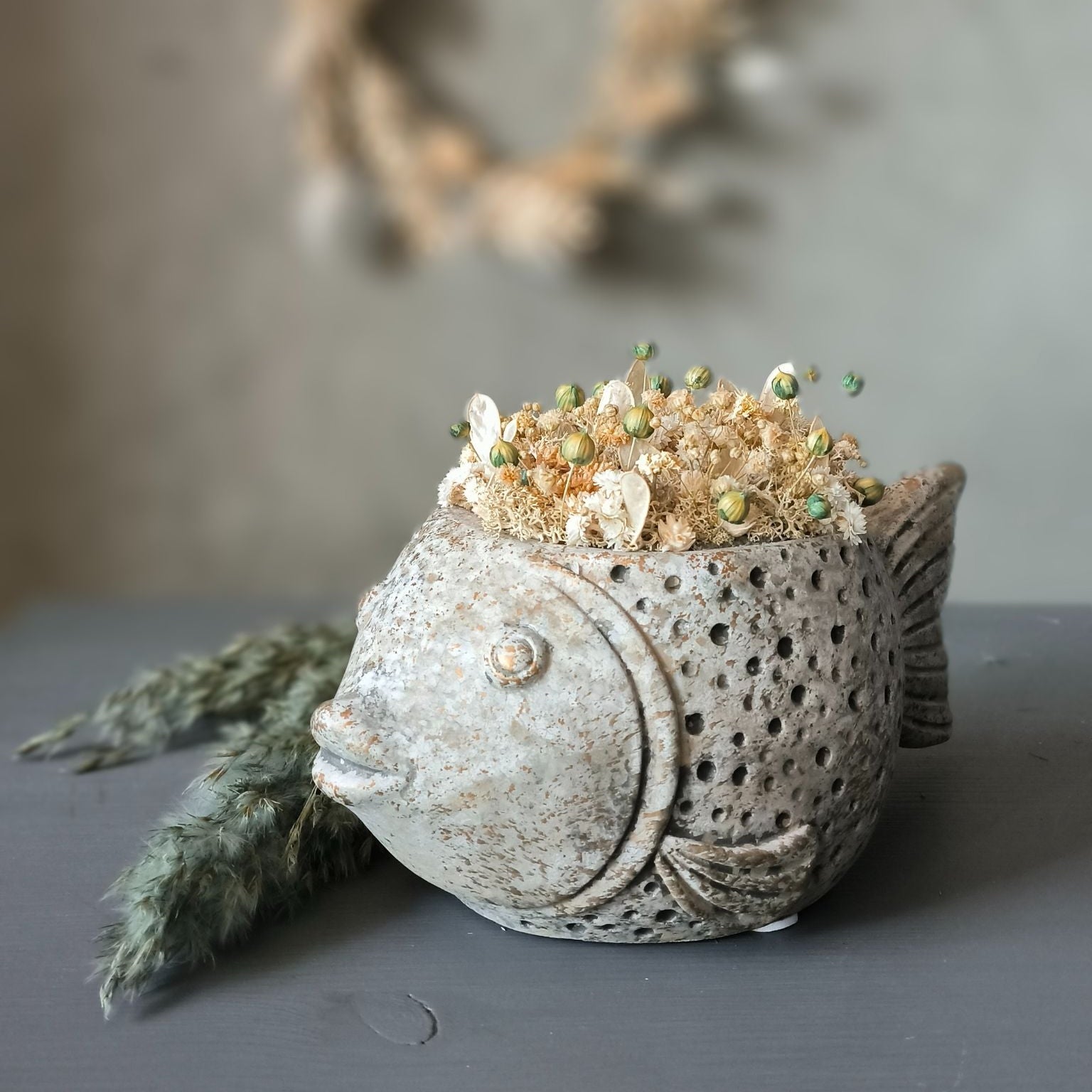 Sea calm Betongefäß in Fischform mit Trockenblumen