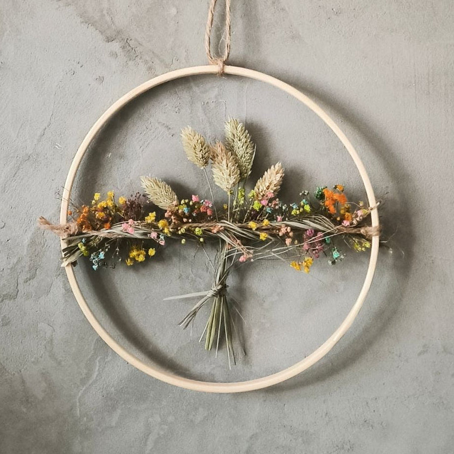 Spring Palm Ring Bambusring mit Palmfaser buntem Schleierkraut Titelbild