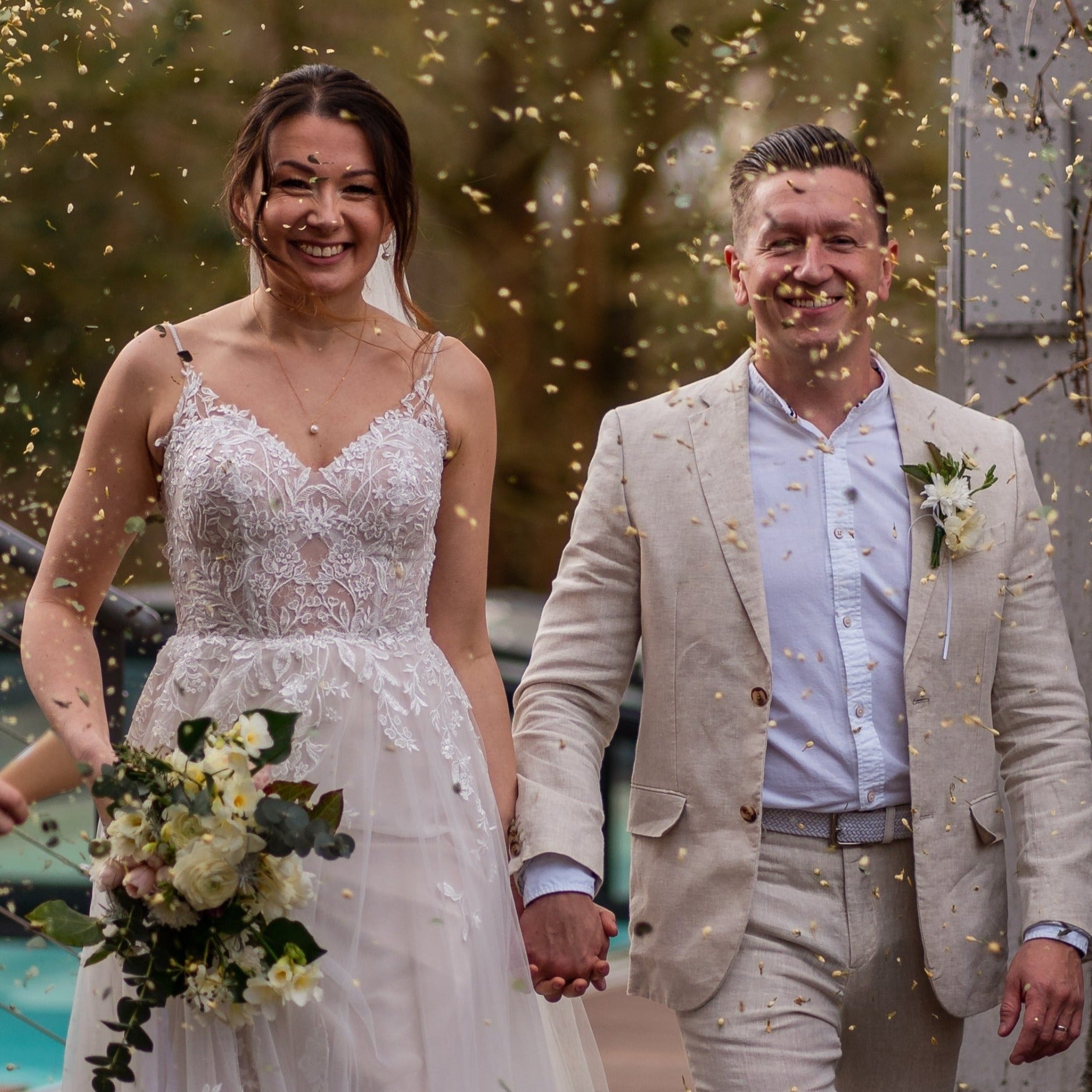 Hochzeitspaar im Blütenkonfetti-Regen Green Ivory