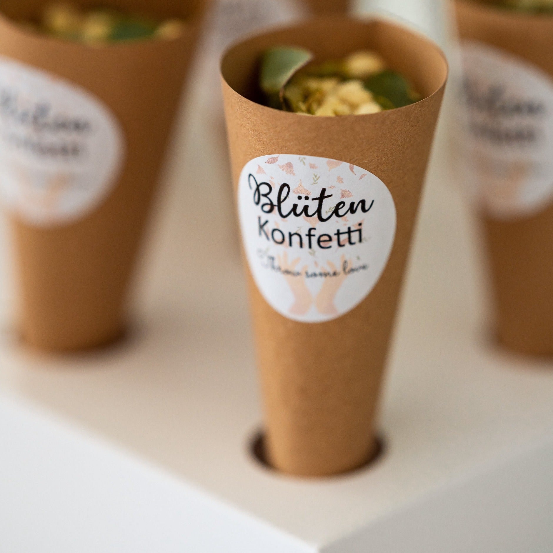 Blütenkonfetti Green Ivory im Cone aus Kraftpapier im Blütenkonfetti Cone-Halter