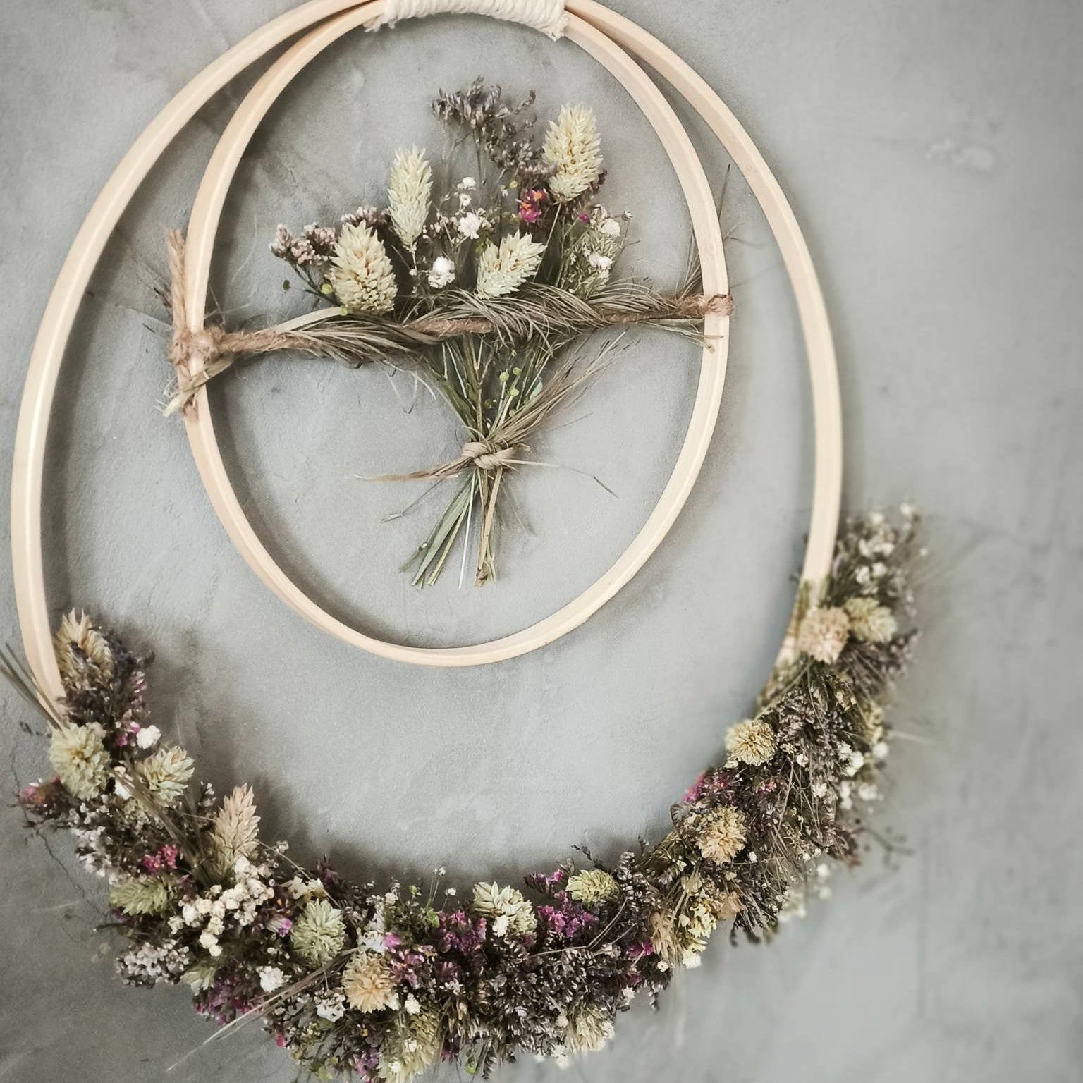 Wild Meadow Ring Doppelter Bambusring mit Trockenblumen Detailansicht von links