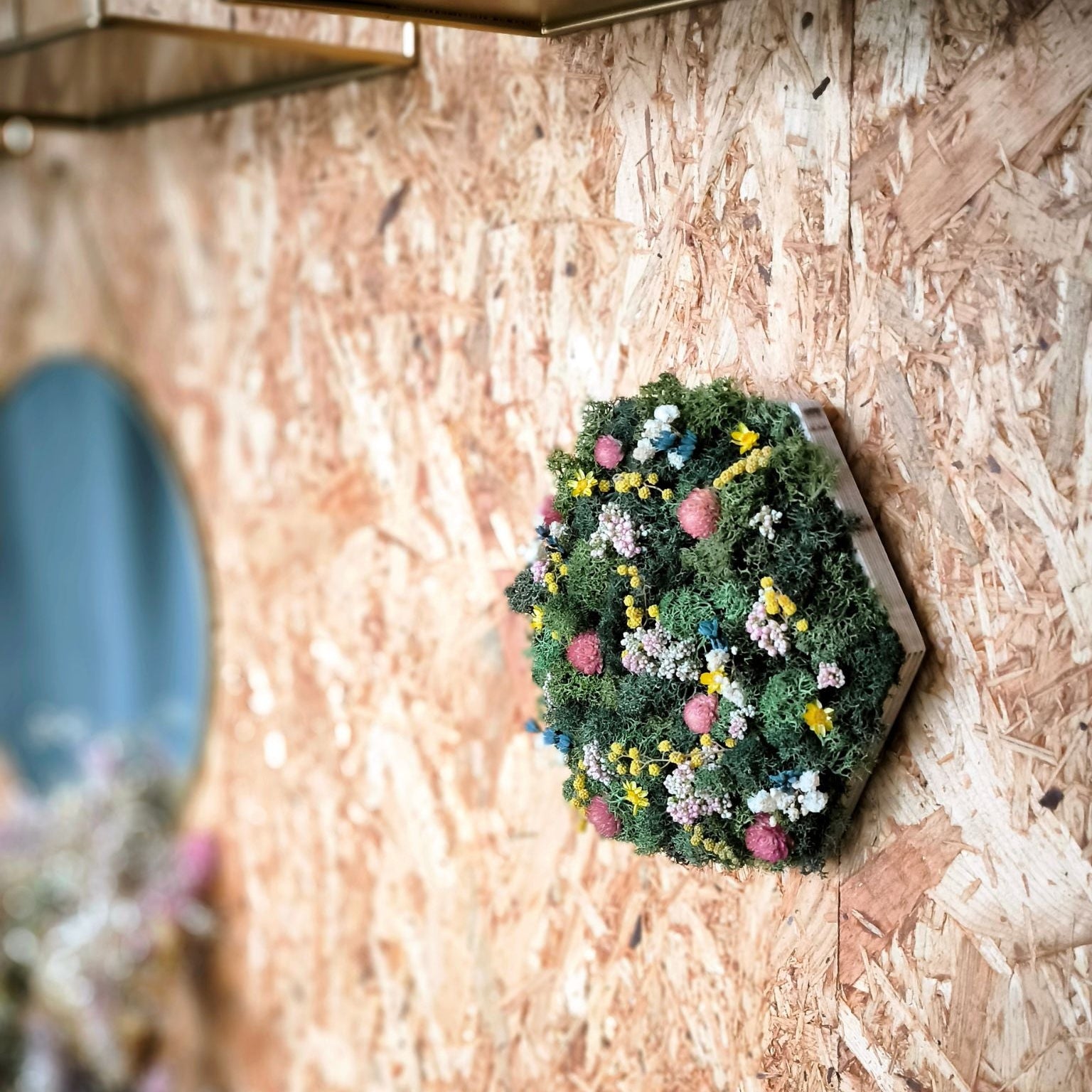 Workshop Hexagon mit Islandmoos und Trockenblumen an der Wand