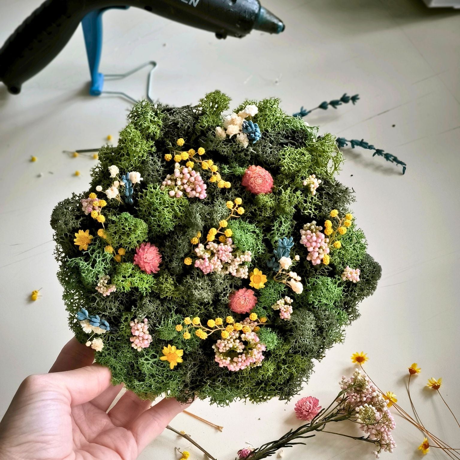 Workshop Hexagon mit Islandmoos und Trockenblumen in der Hand