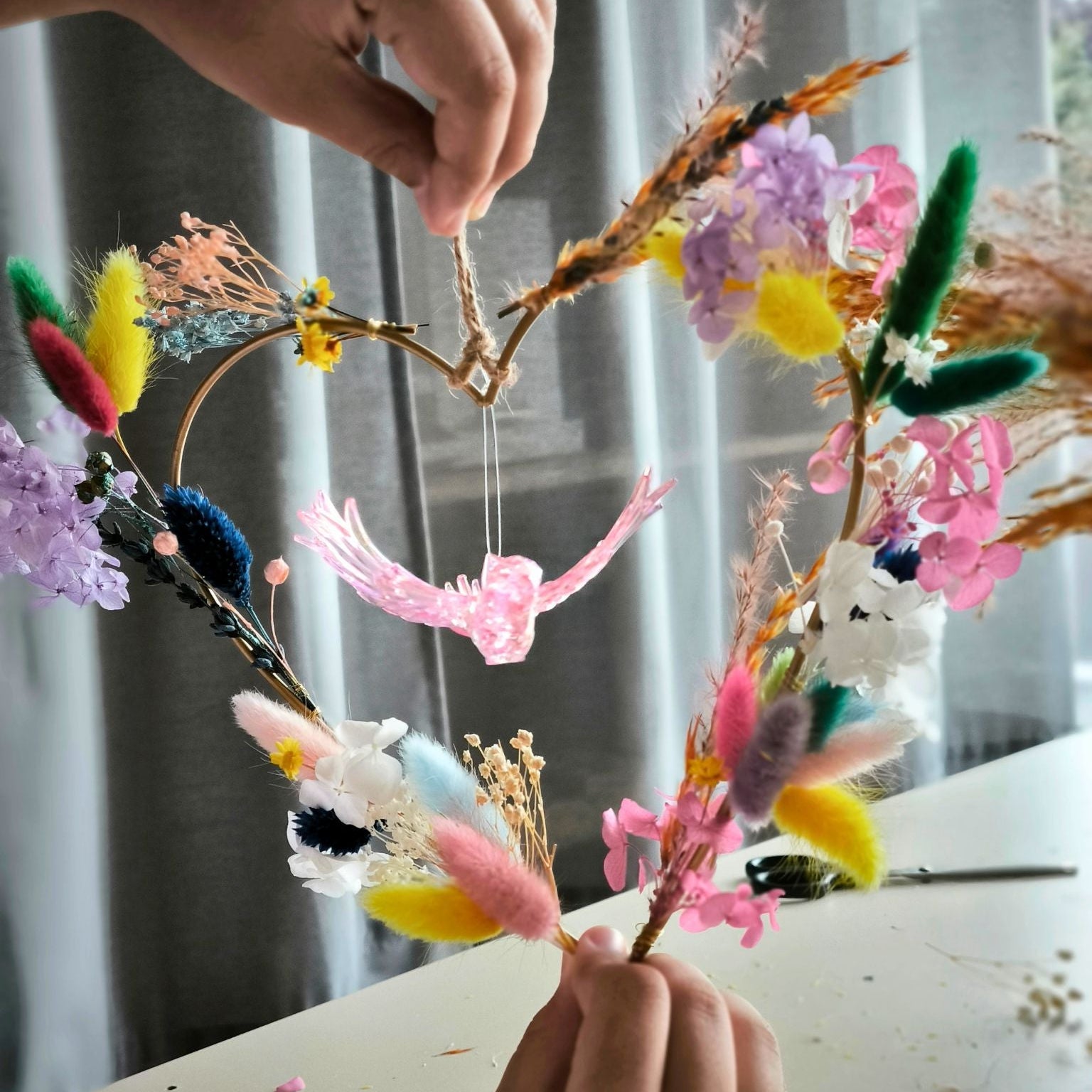 Workshop Kindergeburtstag fertiger Herzkranz mit Trockenblumen und Vogel