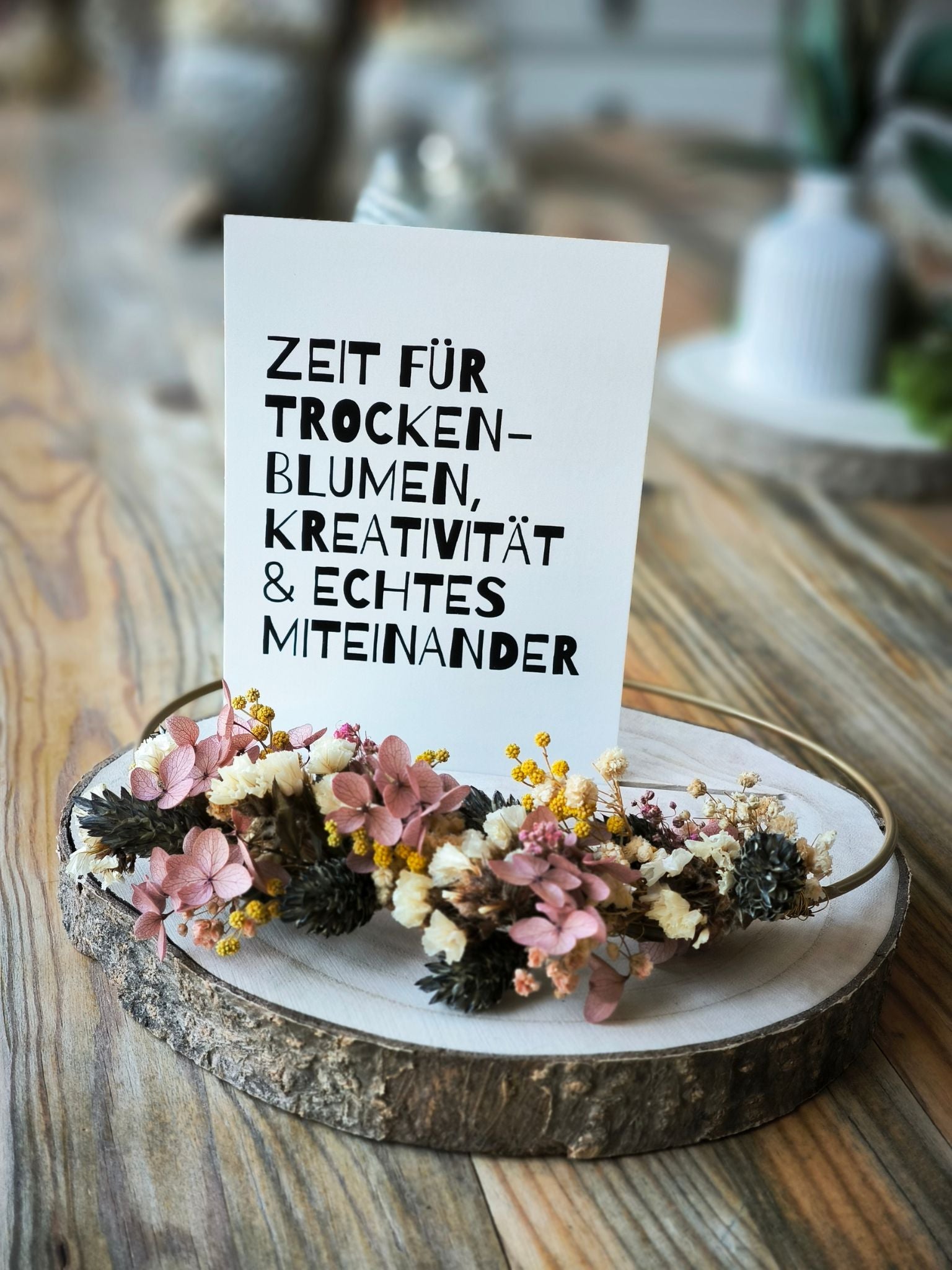 Zeitgeschenk für Gruppen – je einen Blumenring aus Trockenblumen gestalten