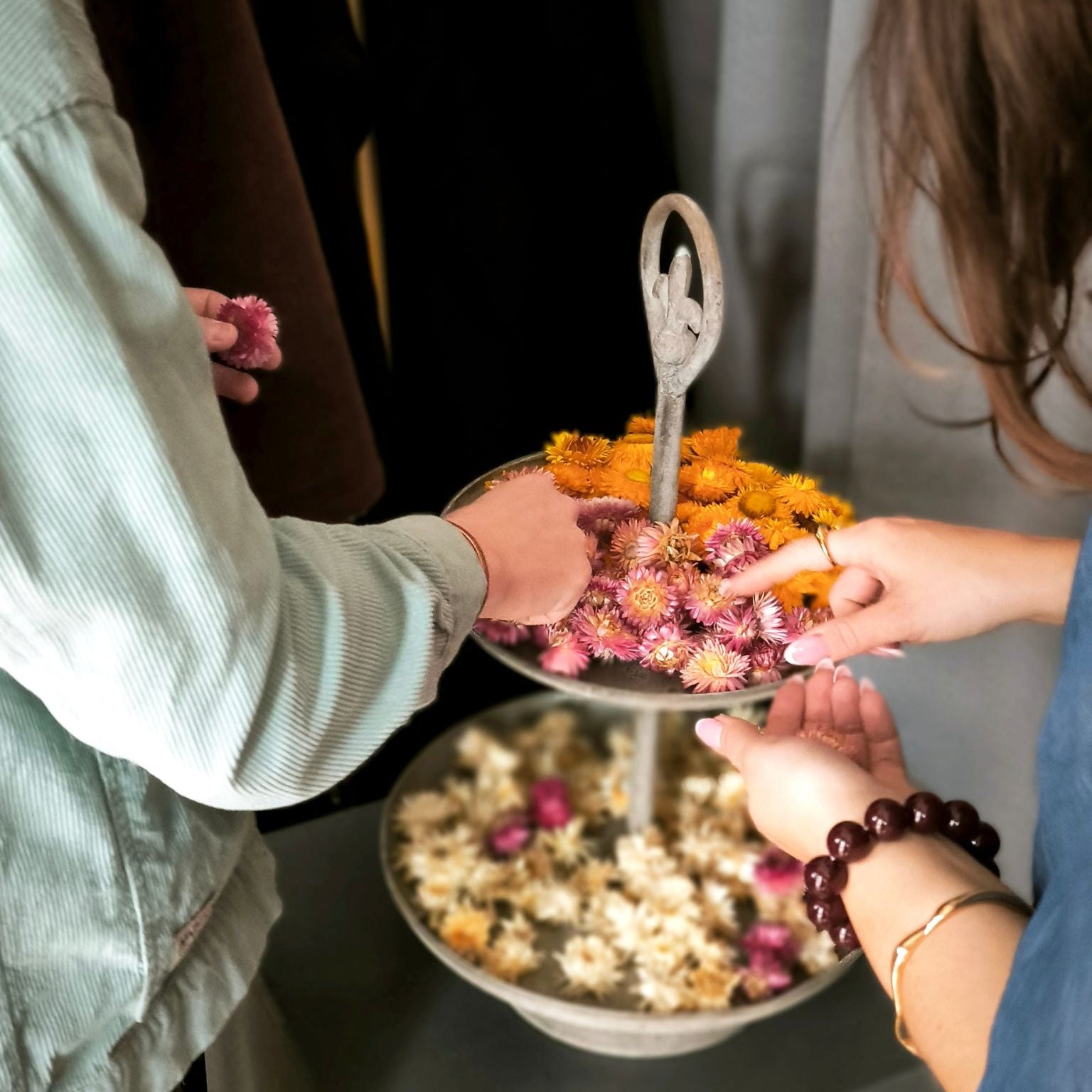 Zeitgeschenk für Gruppen Türkranz aus Trockenblumen gestalten Trockenblumen auswählen