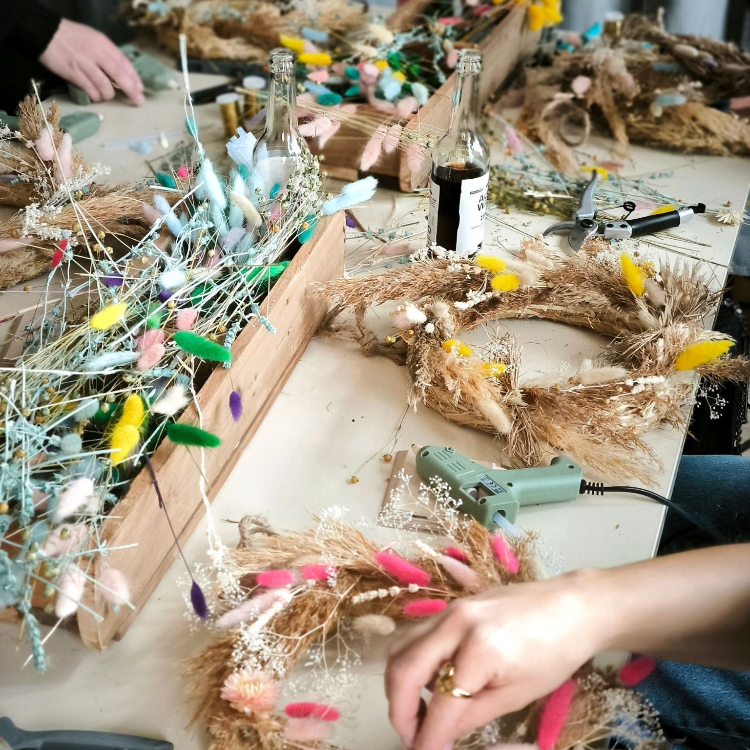 Zeitgeschenk für Gruppen Türkranz aus Trockenblumen gestalten beim Gestalten