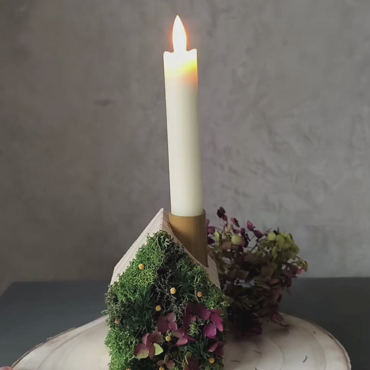 Mosslight Cottage – Holzhaus mit LED-Echtwachskerze, Moos & Trockenblumen