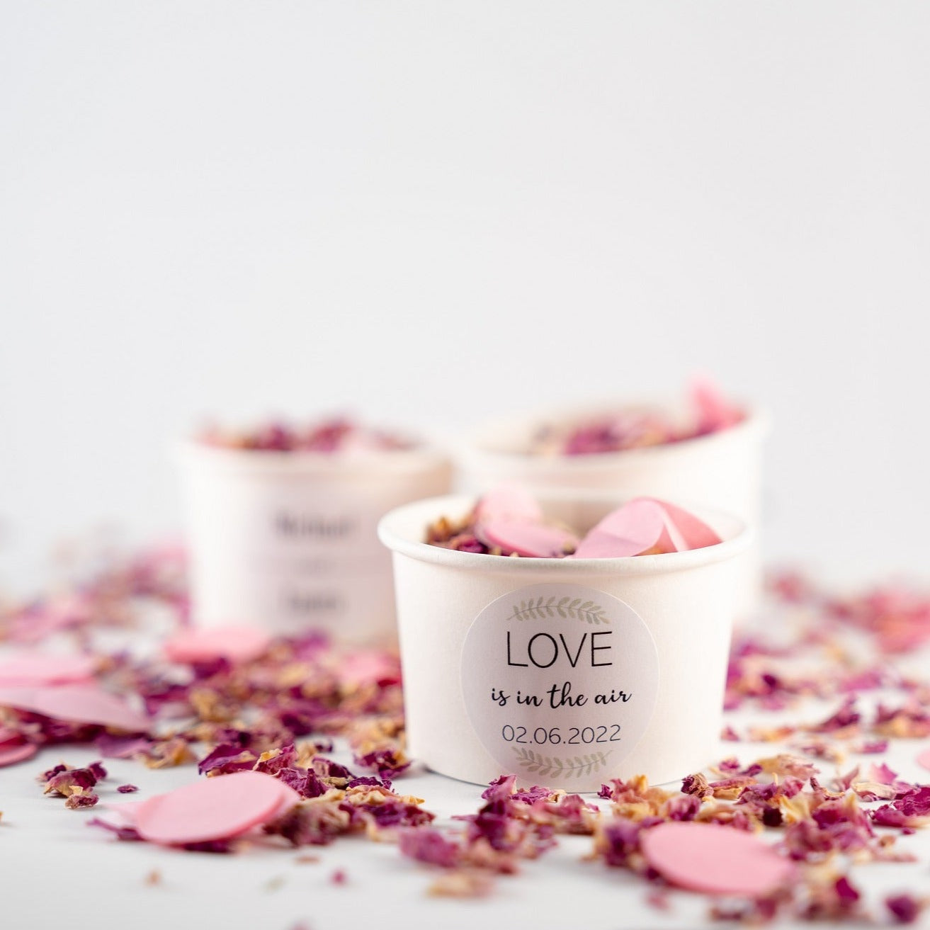 Pink Romance Blütenkonfetti mit Seidenpapierpunkten und personalisierbaren weißen Bechern, perfekt für Hochzeiten und romantische Anlässe