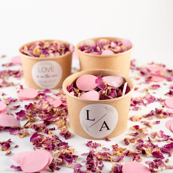Blütenkonfetti Pink Romance mit Seidenpapier in braunen Bechern